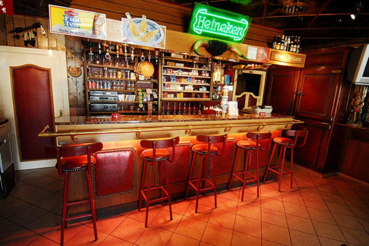 bar