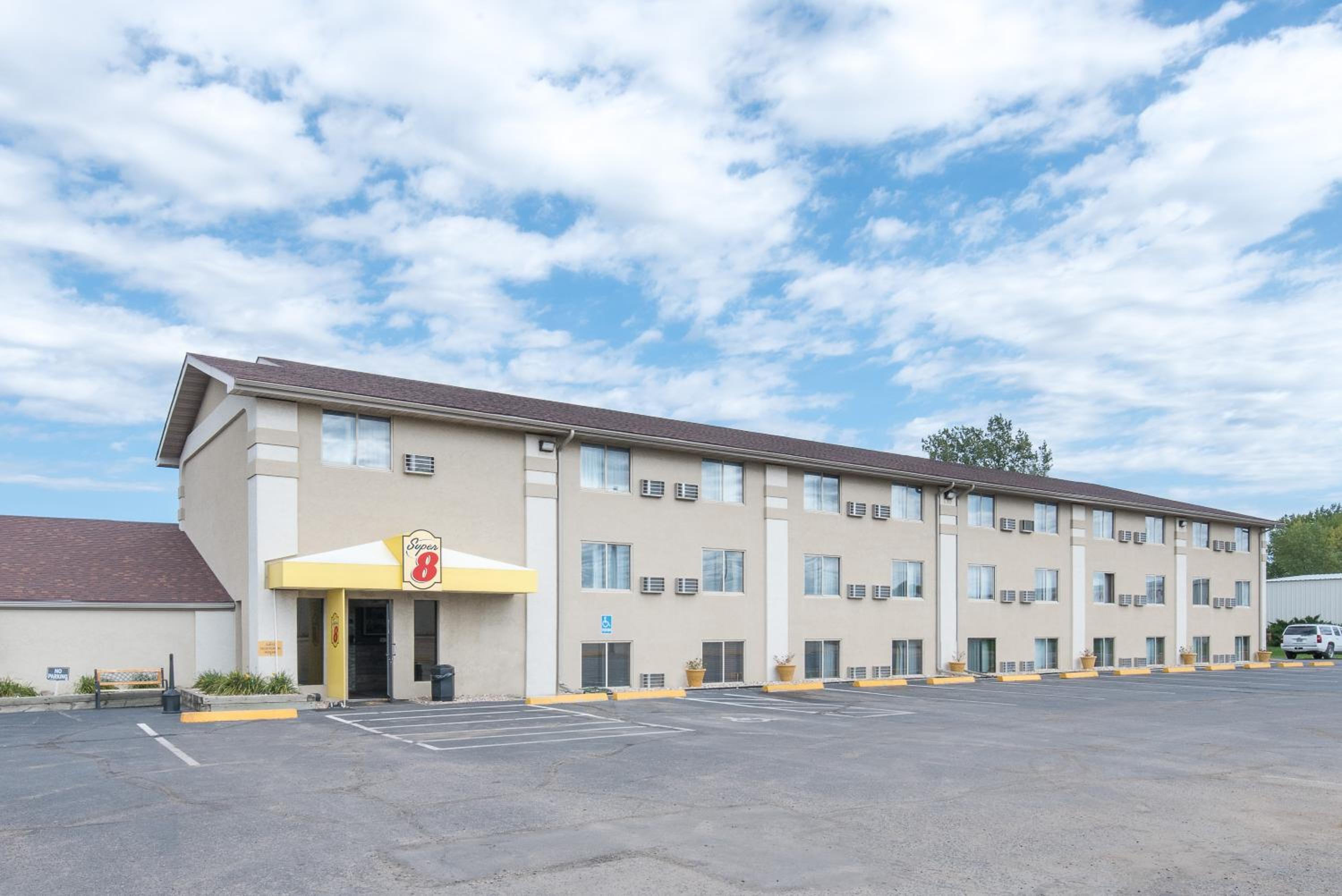 Watertown Vacations - Super 8 by Wyndham Watertown - Property Image 5