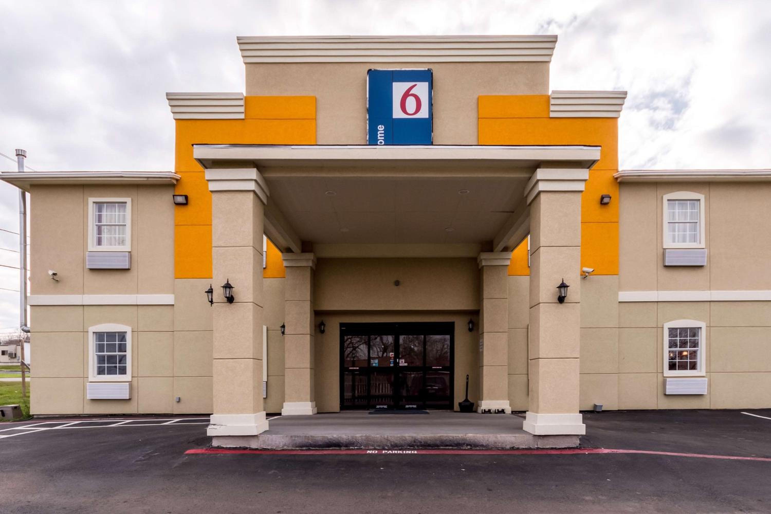 Motel 6-Jourdanton, TX