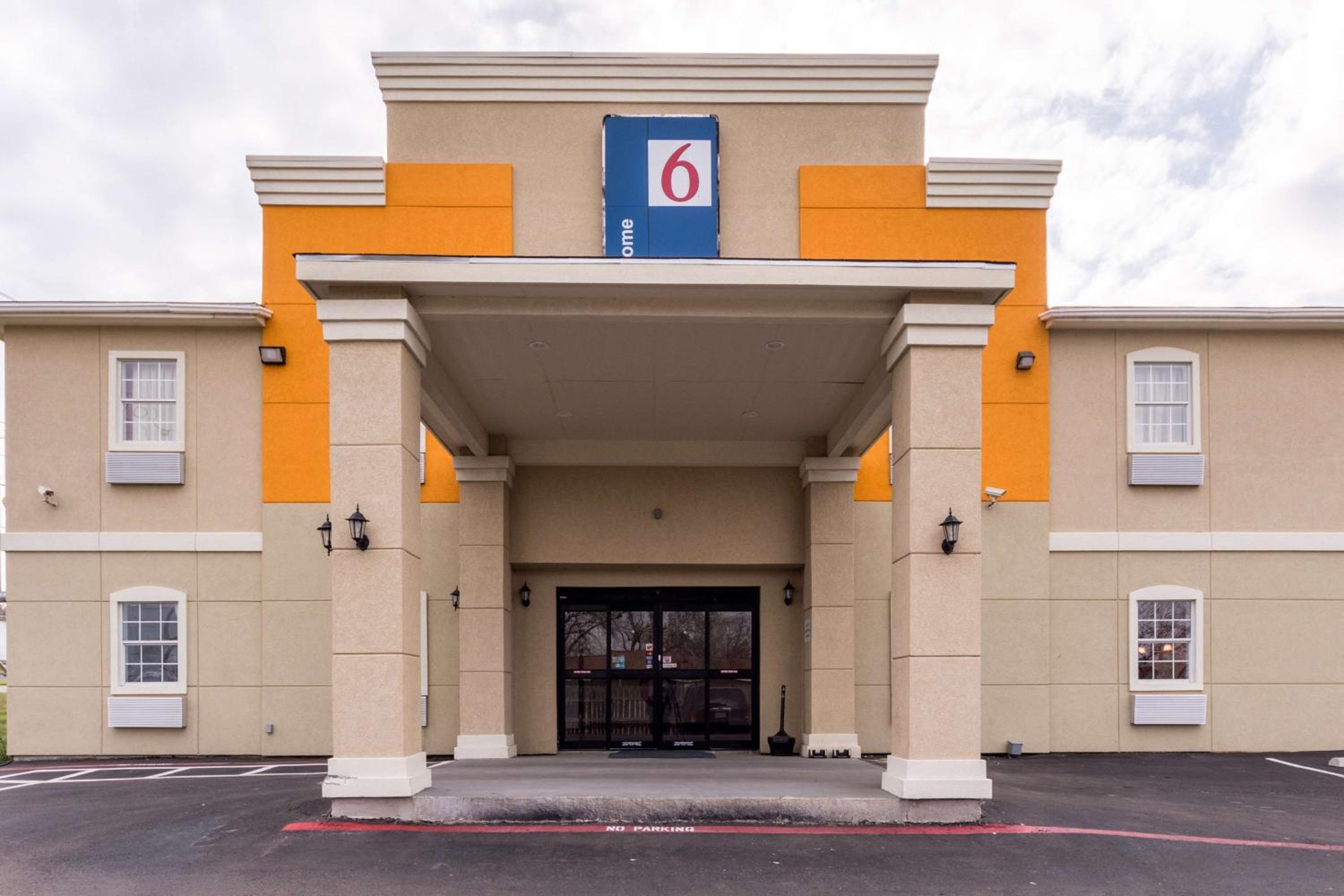 Motel 6-Jourdanton, TX