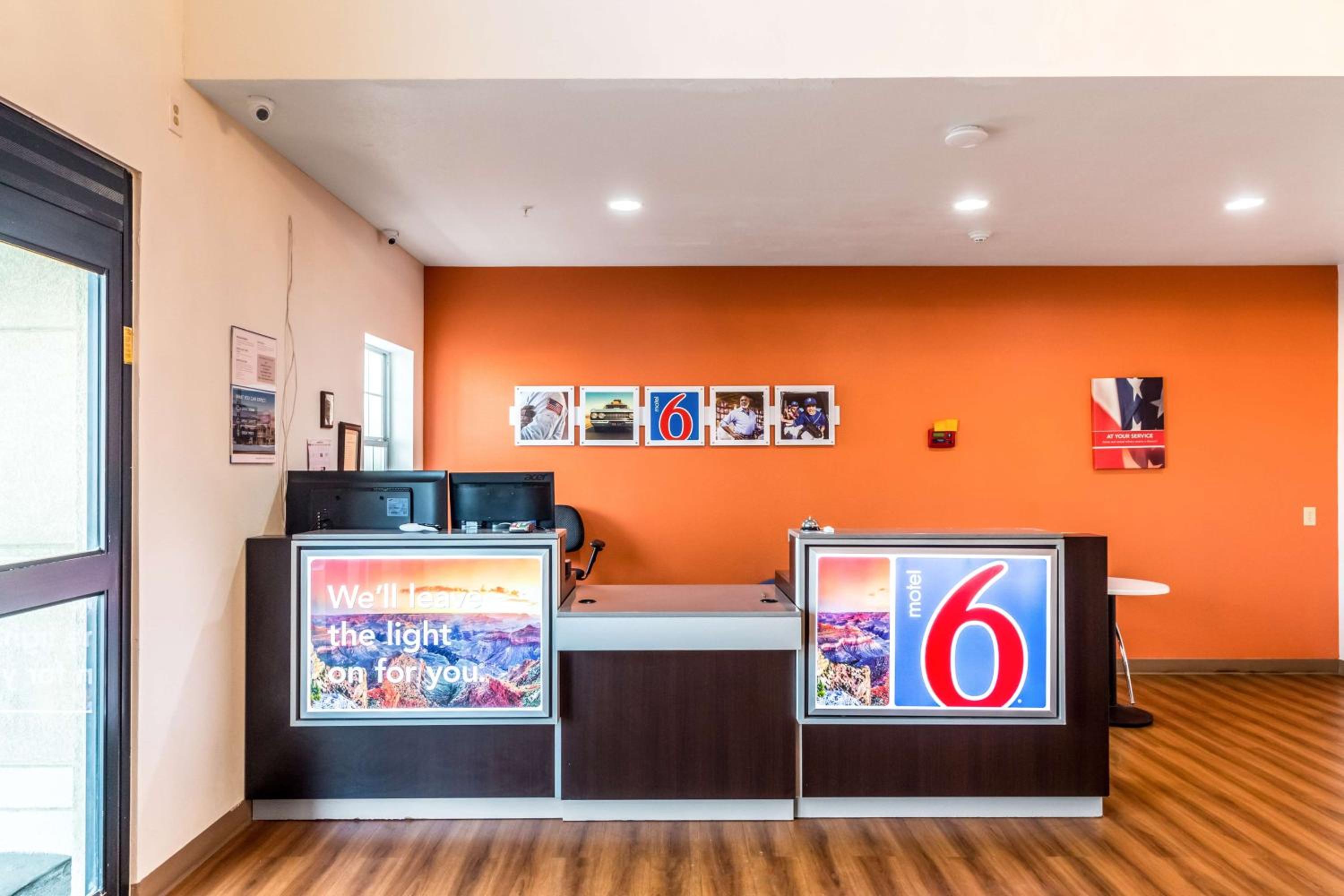 Motel 6-Jourdanton, TX