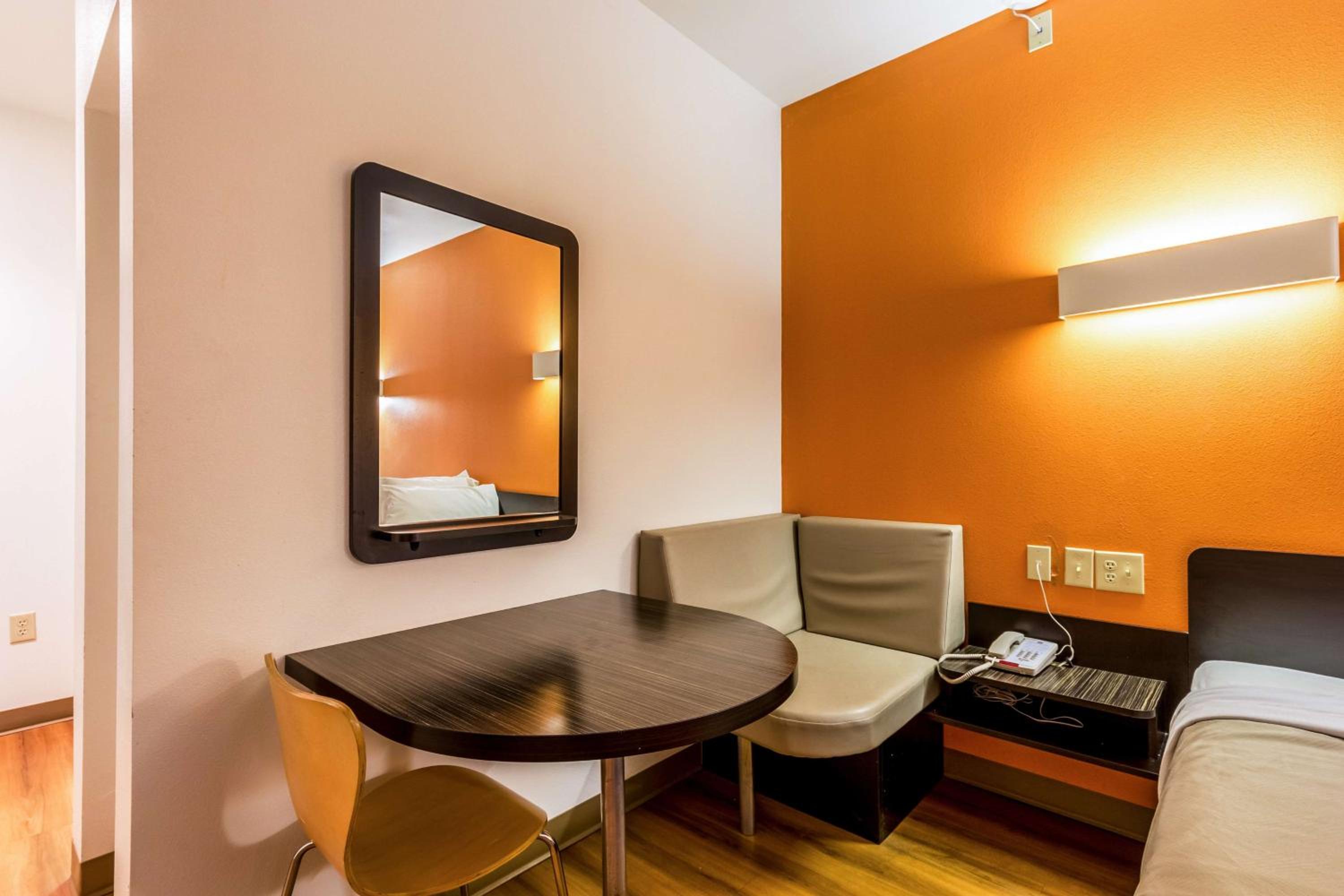 Motel 6-Jourdanton, TX