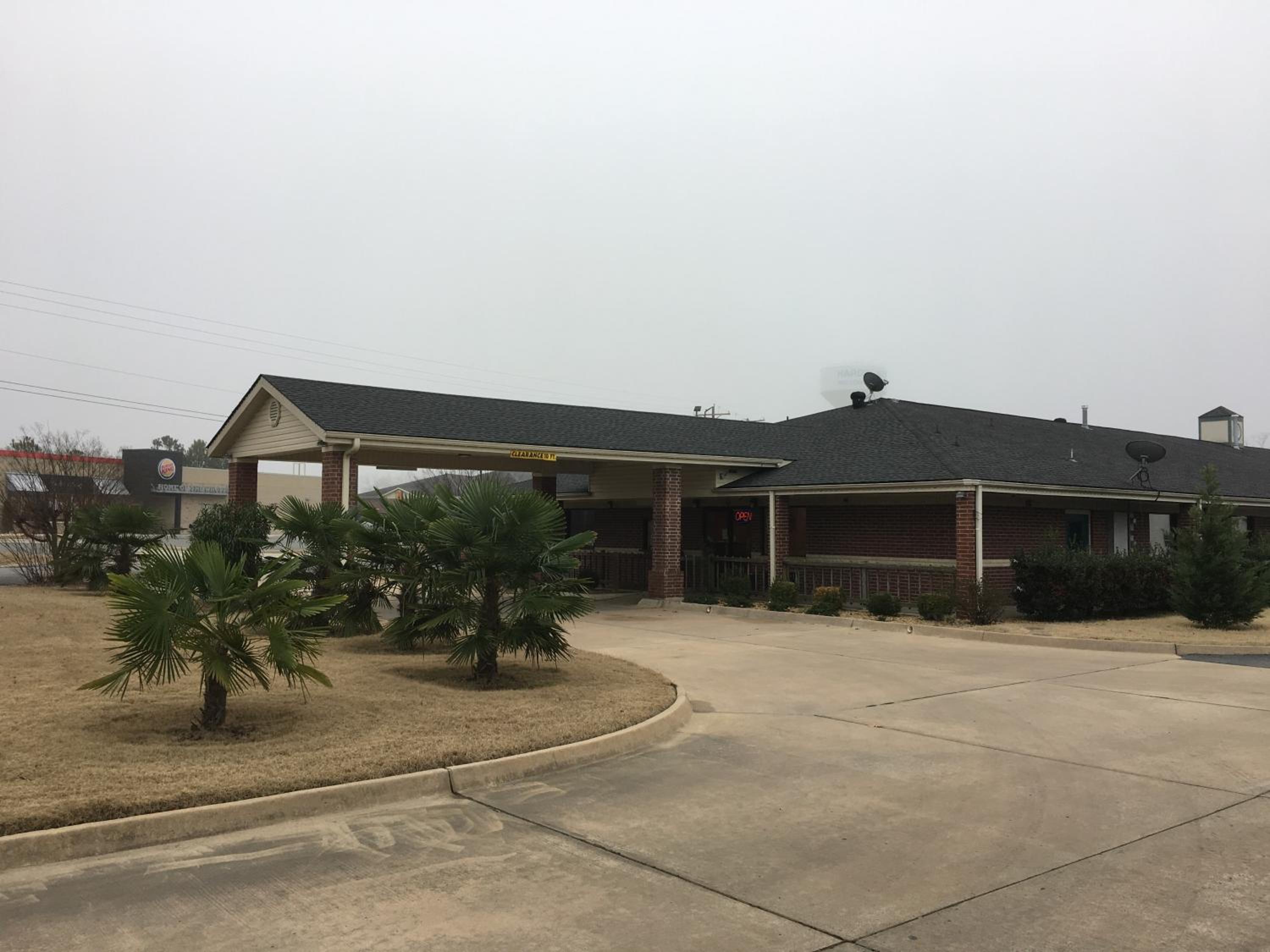 Pine Bluff Vacations - Redwood Inn - White Hall - Property Image 2