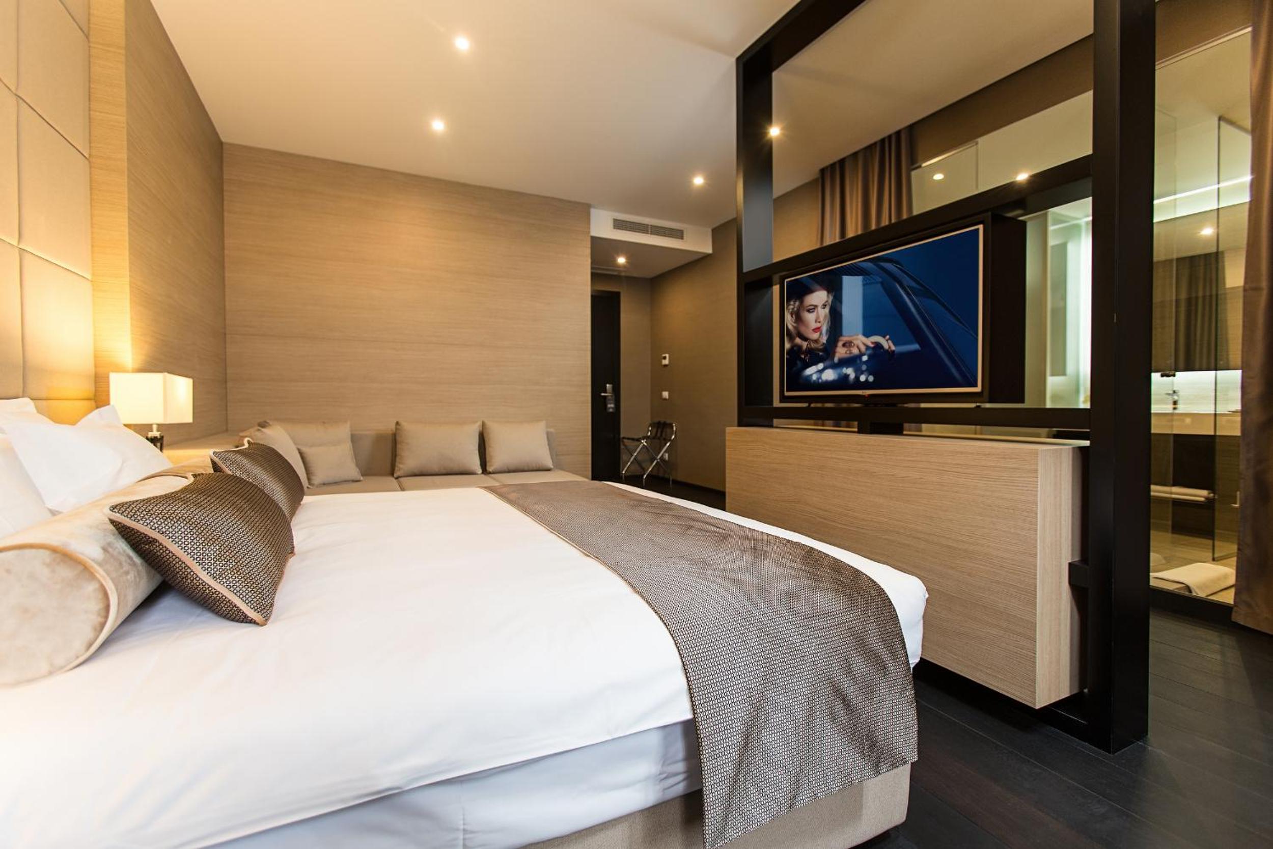 Dominic Smart & Luxury Suites - Republic Square