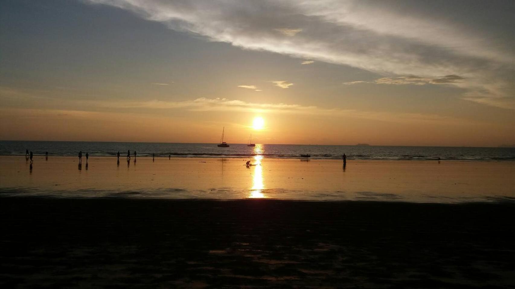 Lanta Long Beach Hostel