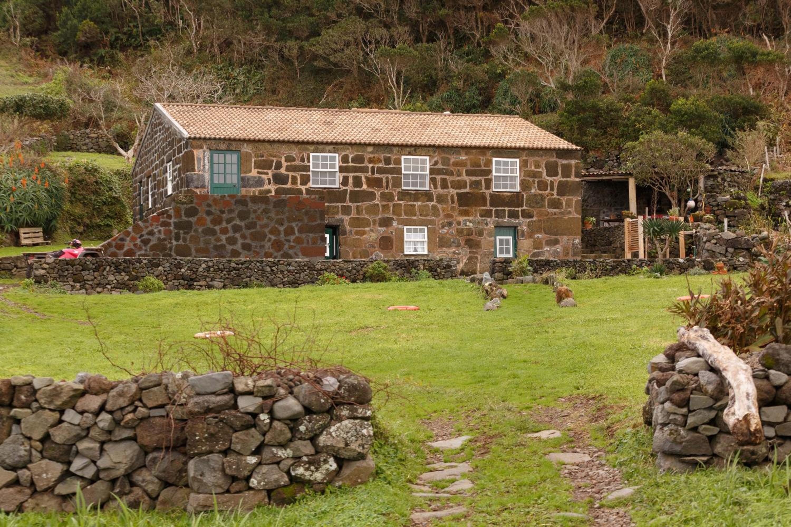 Caldeira Guesthouse view 3