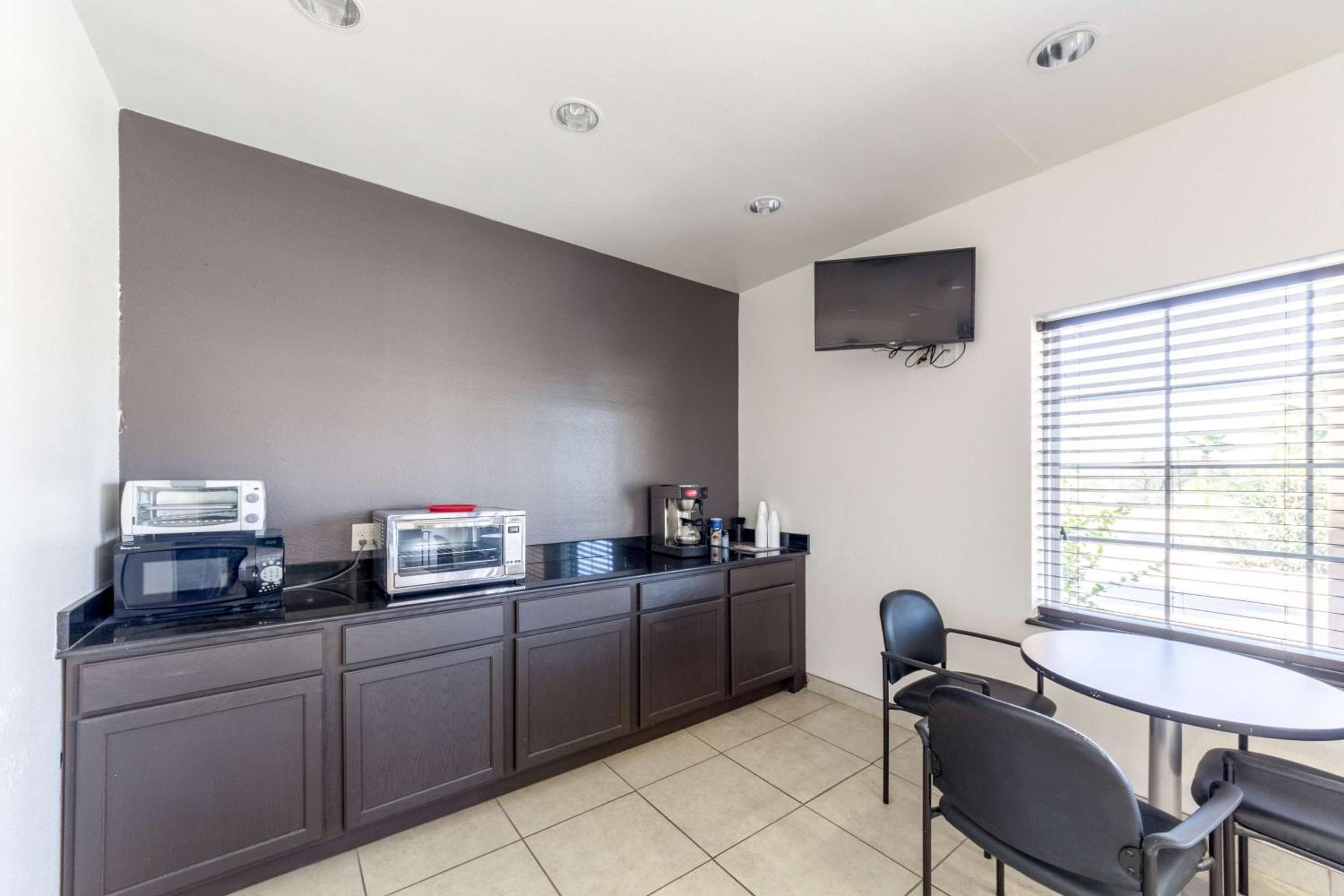 Super 8 by Wyndham Kenedy - Property Image 39