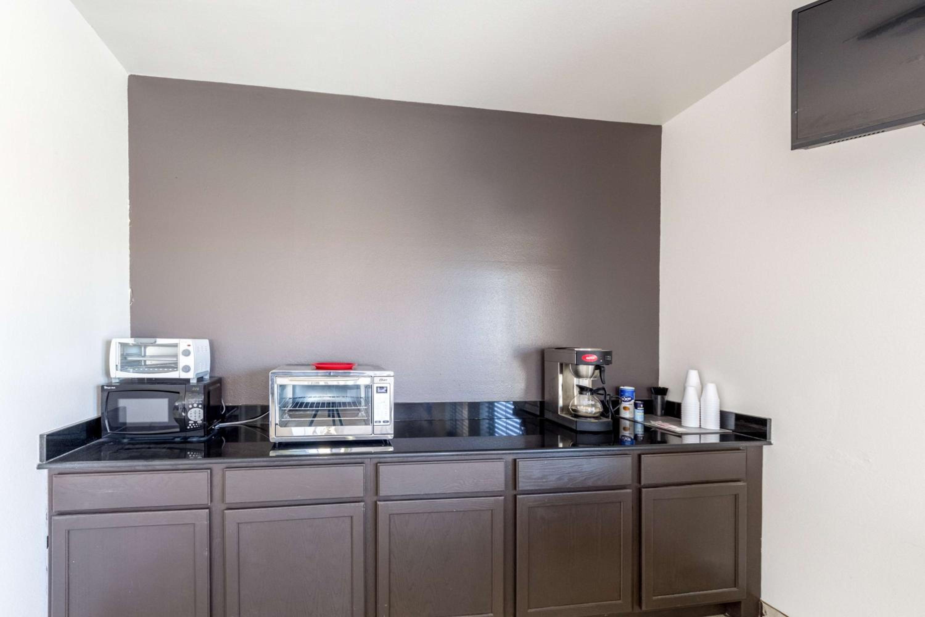 Super 8 by Wyndham Kenedy - Property Image 38