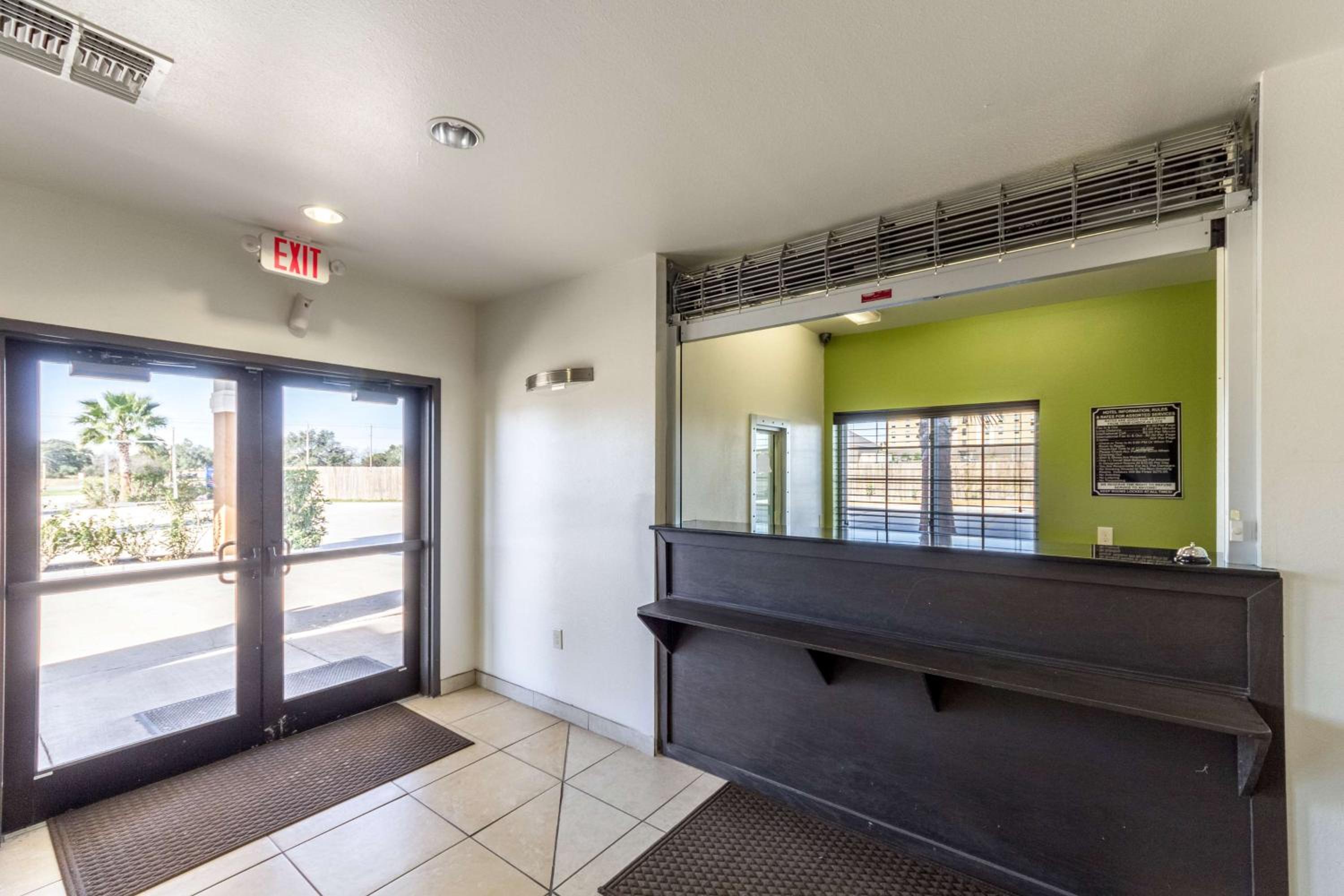 Super 8 by Wyndham Kenedy - Property Image 36