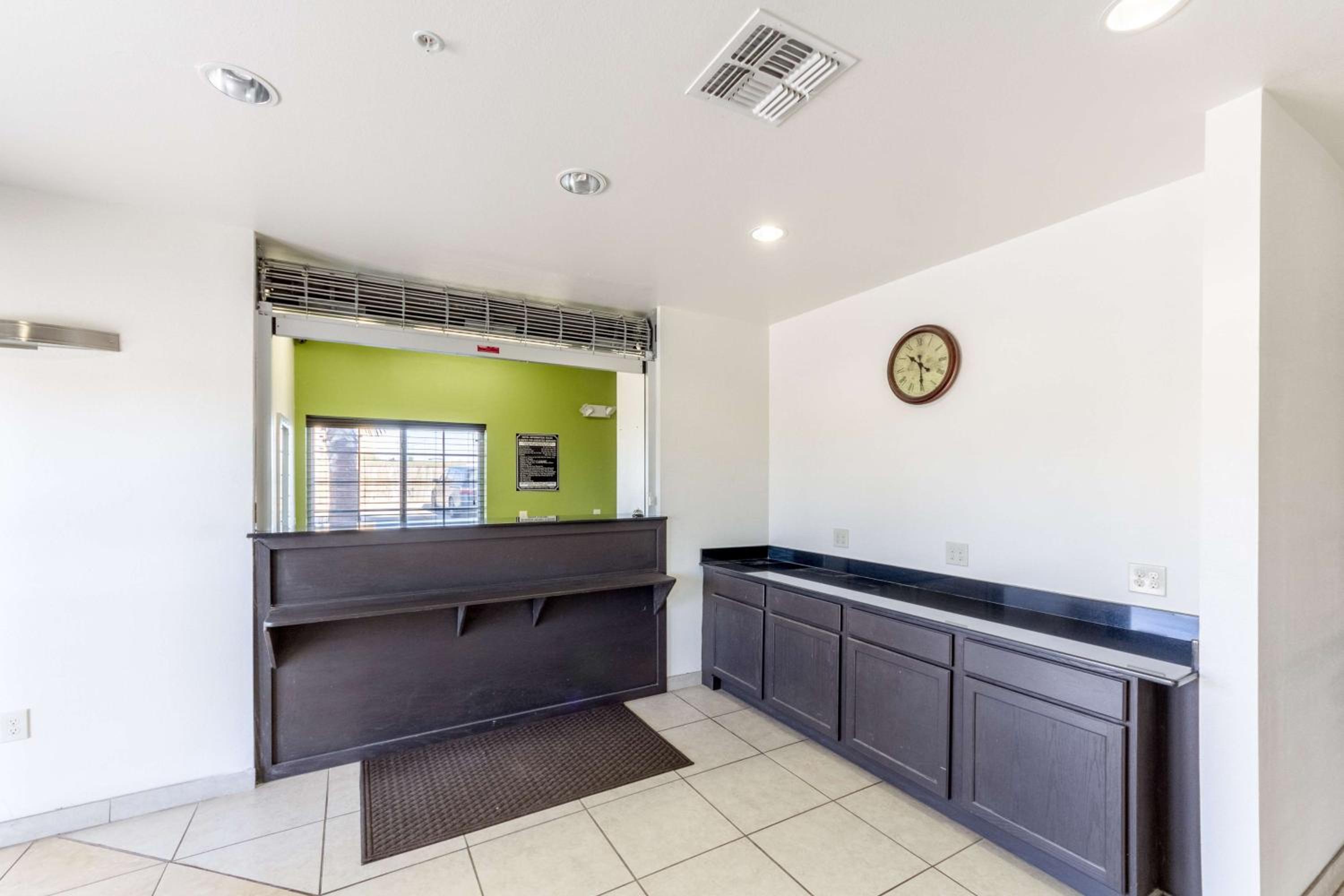 Super 8 by Wyndham Kenedy - Property Image 35