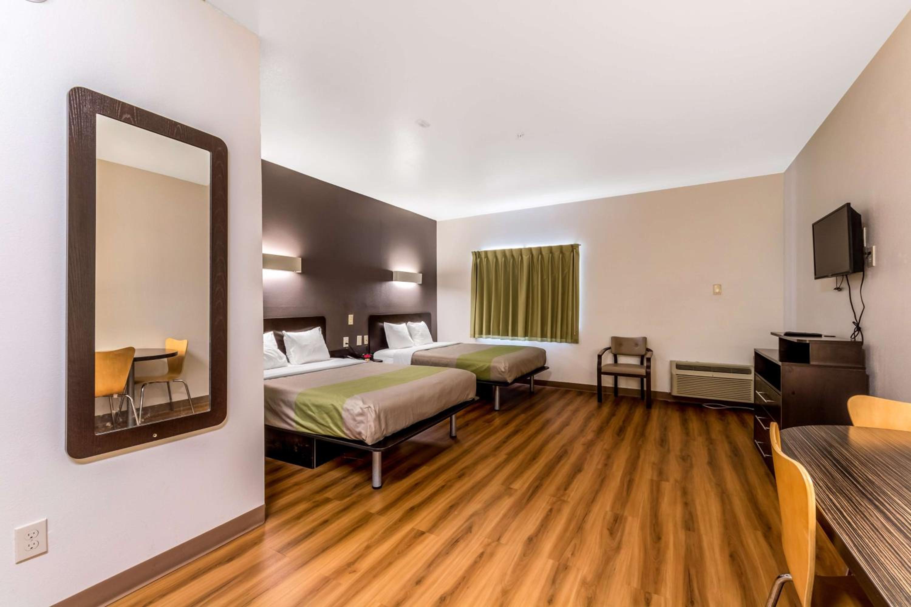 Super 8 by Wyndham Kenedy - Property Image 6