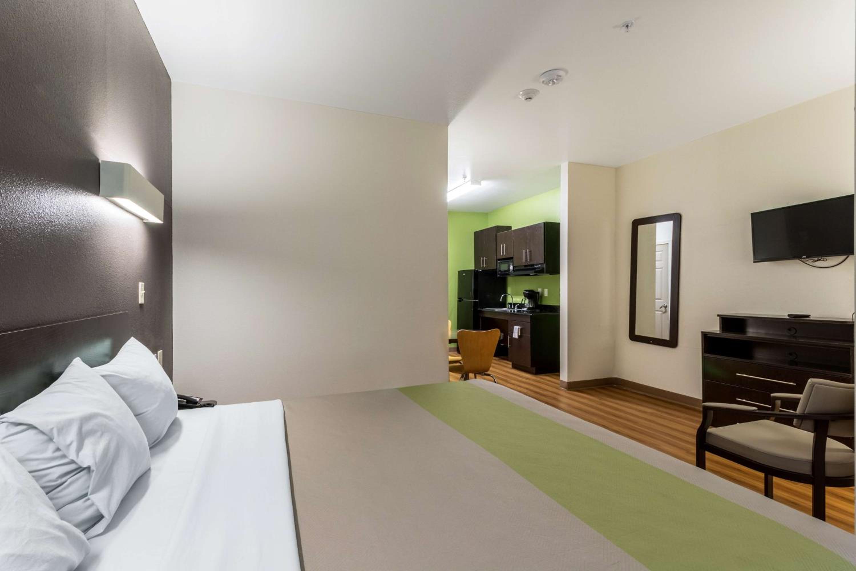 Super 8 by Wyndham Kenedy - Property Image 32