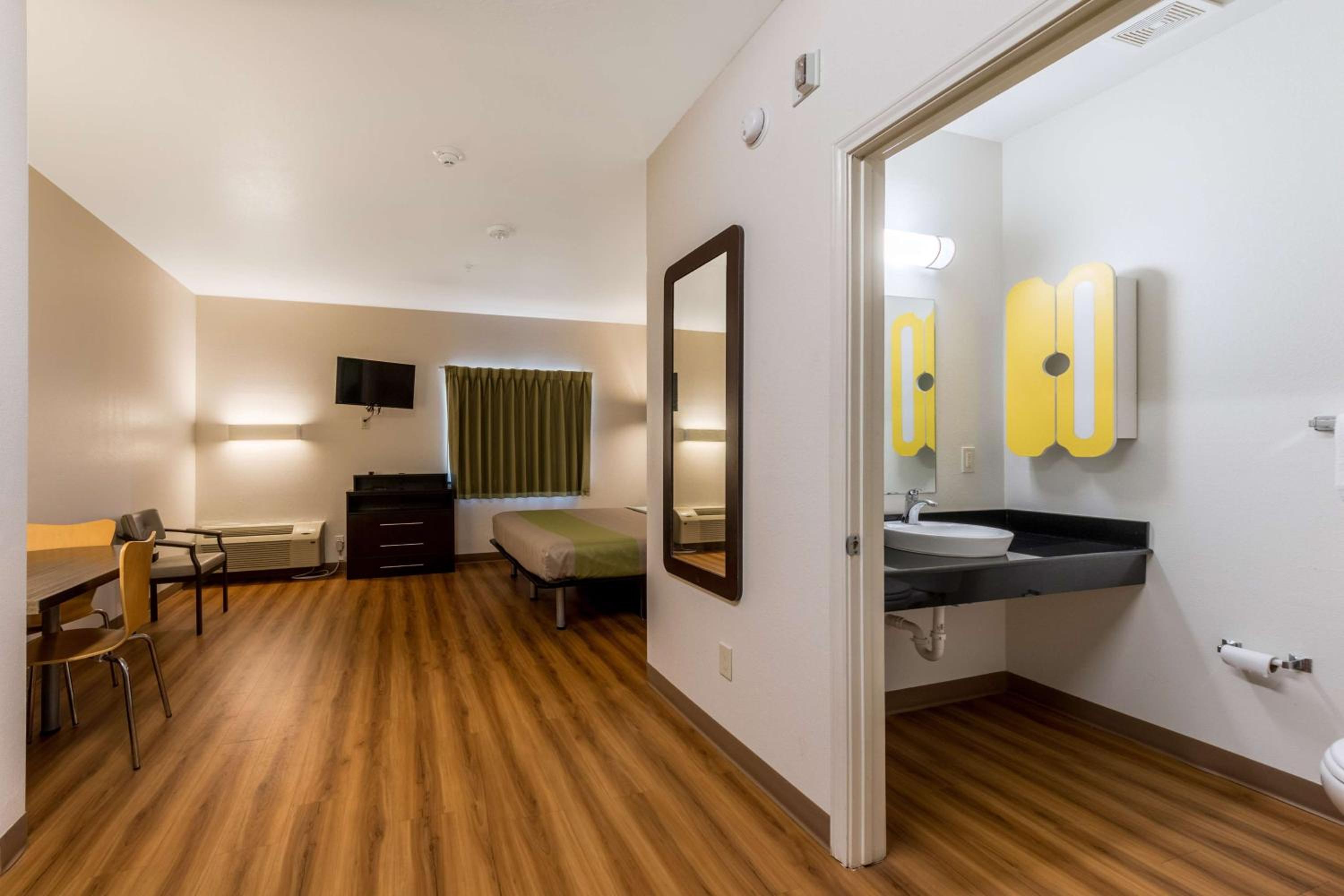 Super 8 by Wyndham Kenedy - Property Image 24