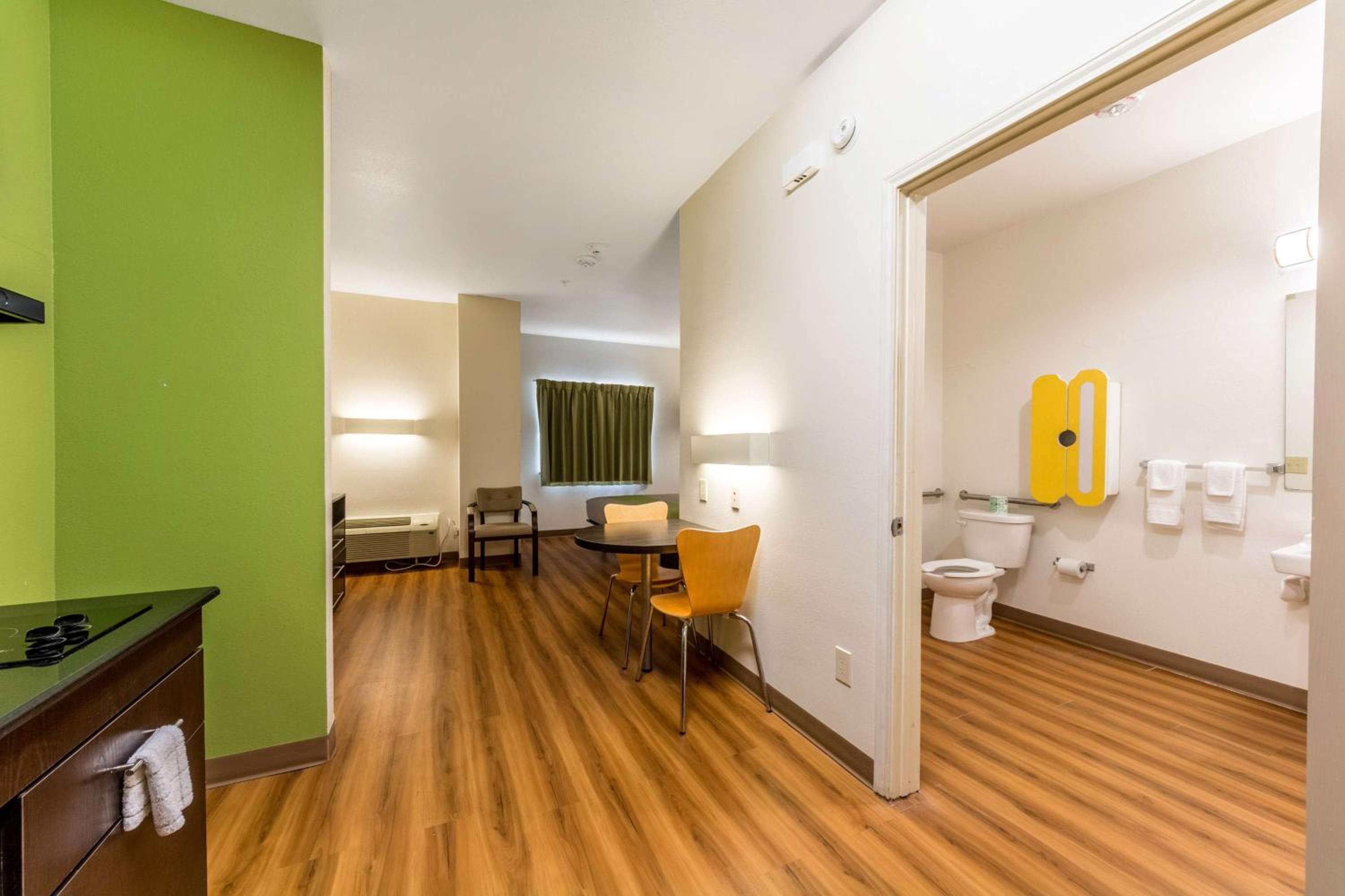 Super 8 by Wyndham Kenedy - Property Image 21