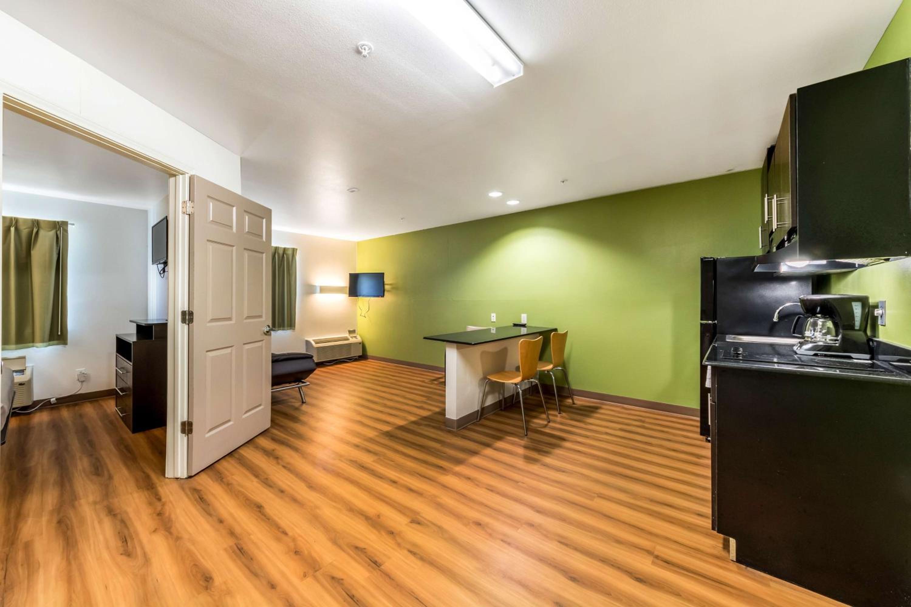 Super 8 by Wyndham Kenedy - Property Image 15