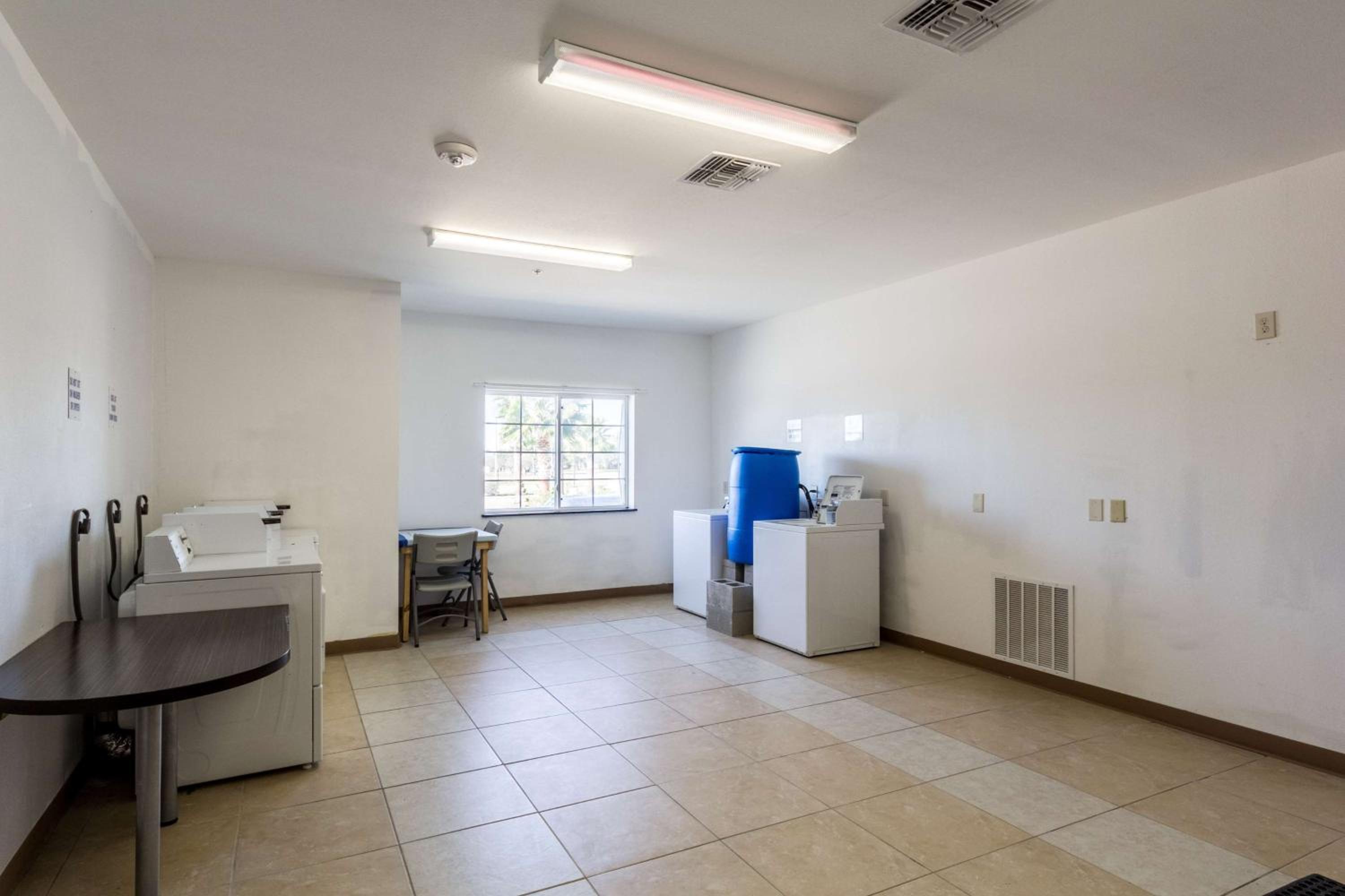 Super 8 by Wyndham Kenedy - Property Image 12