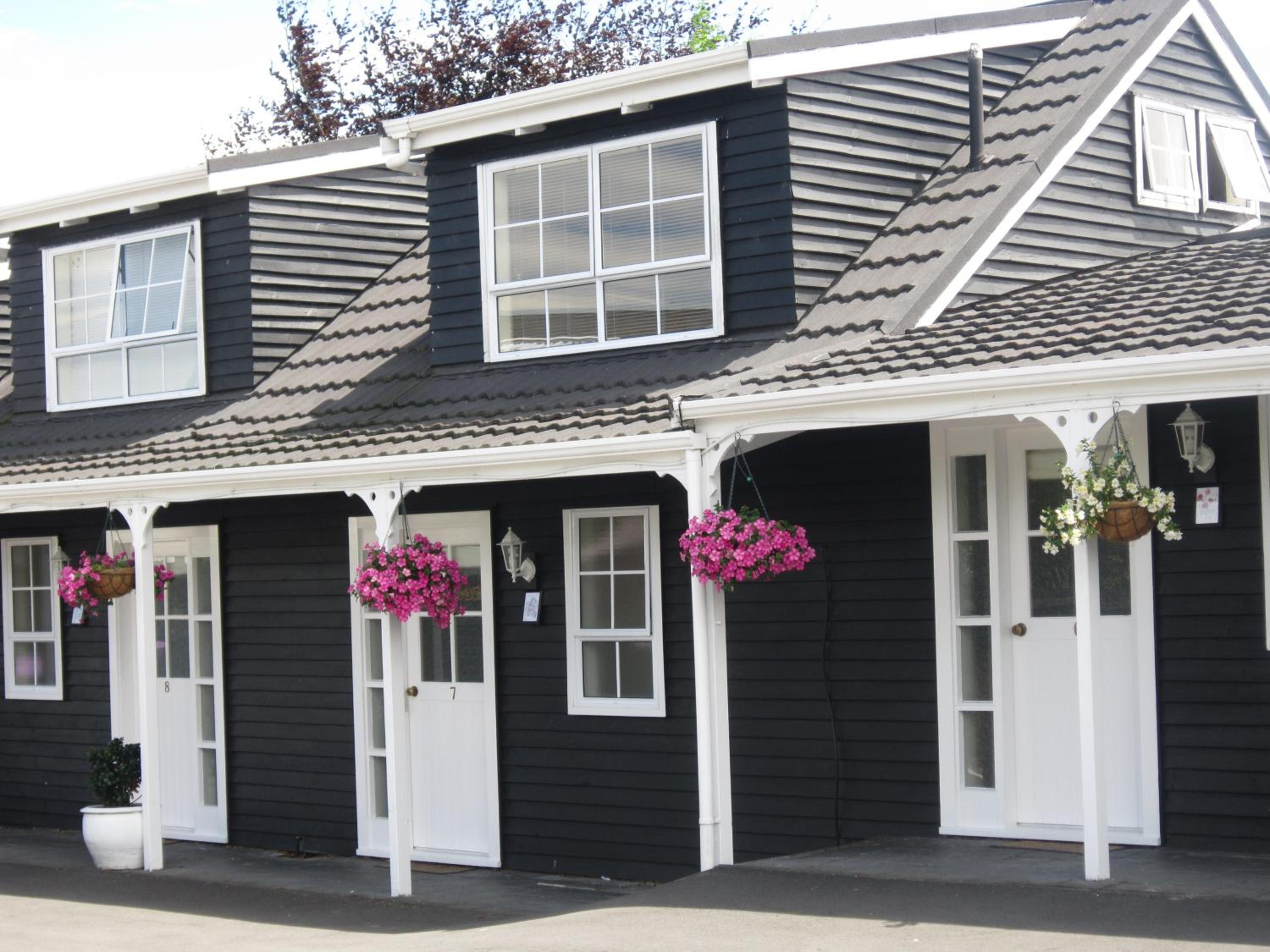 Cottage Mews Motel