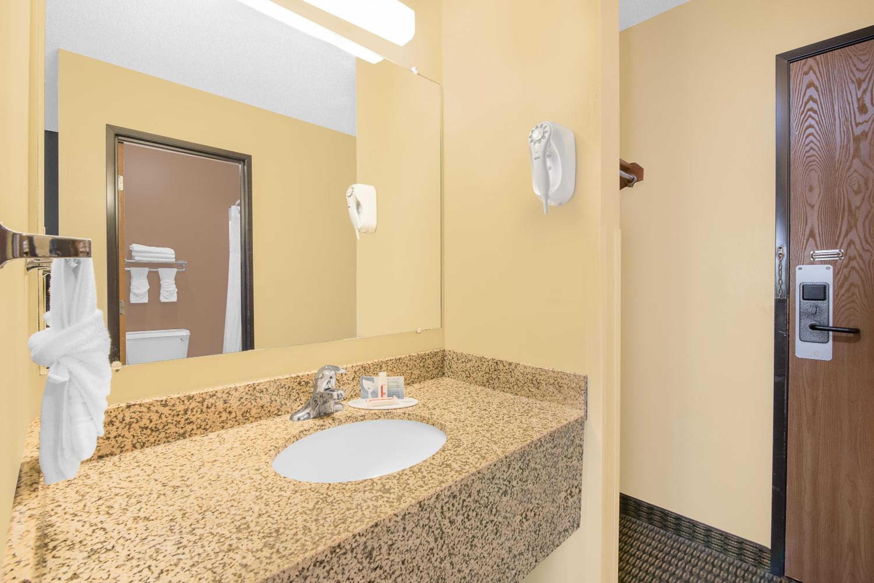 Mitchell Vacations - Days Inn by Wyndham Mitchell SD - Property Image 19