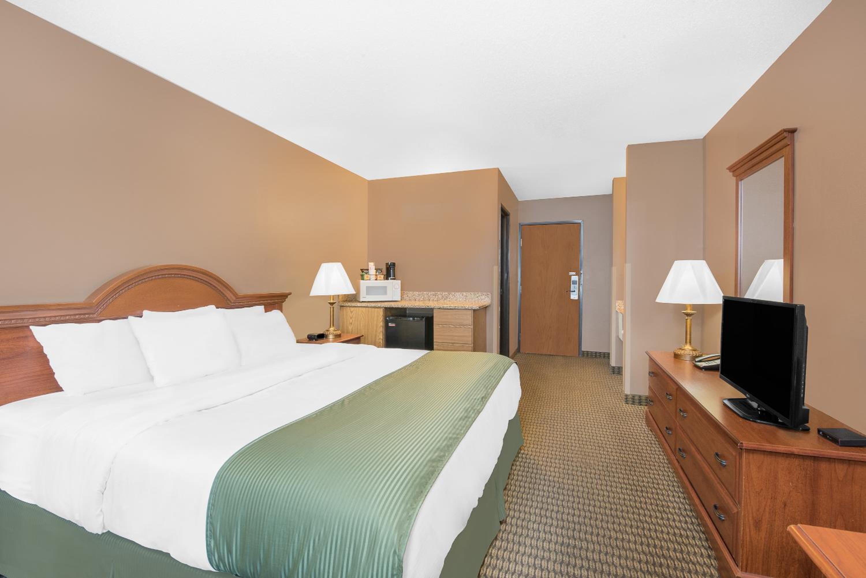 Mitchell Vacations - Days Inn by Wyndham Mitchell SD - Property Image 1