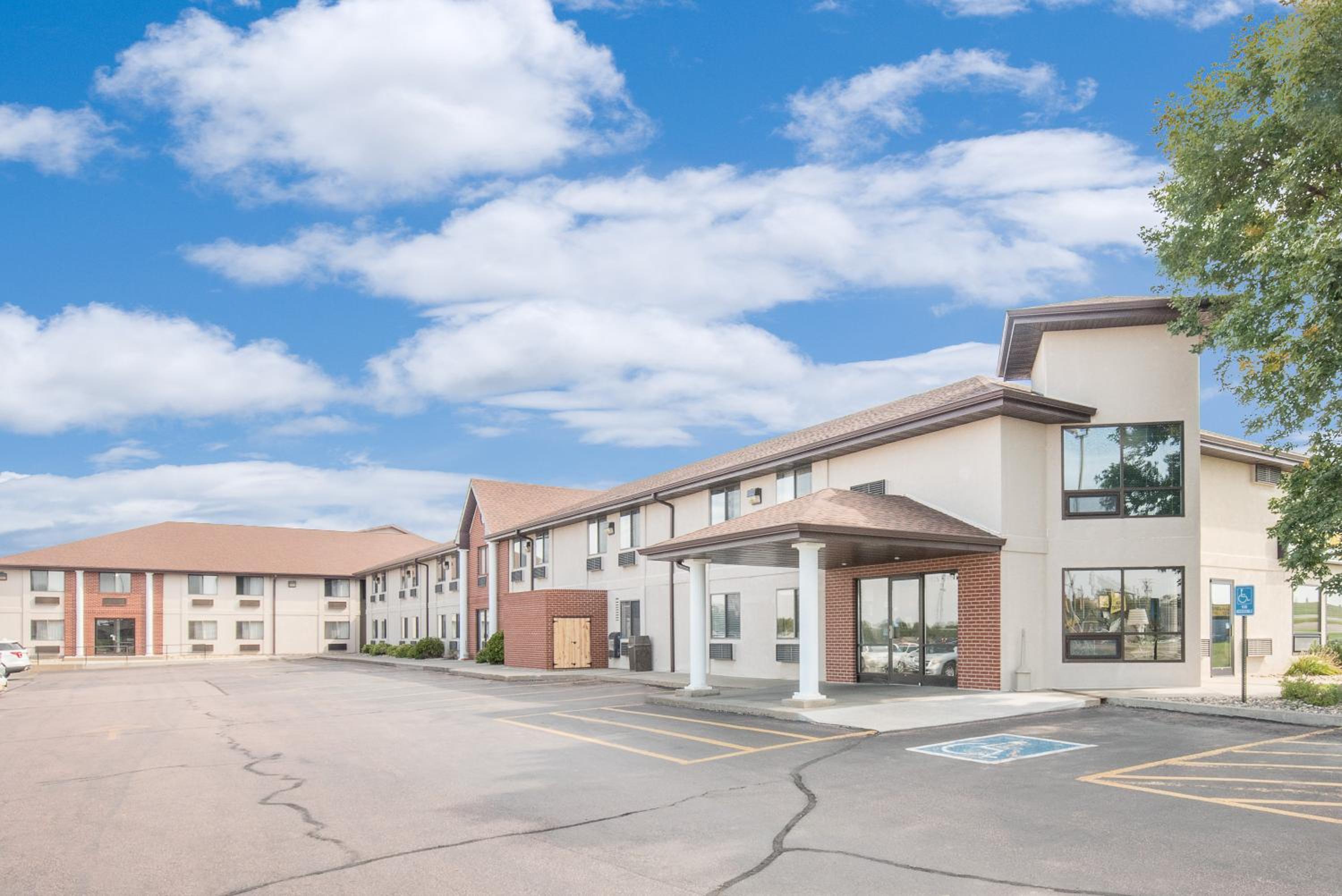 Mitchell Vacations - Days Inn by Wyndham Mitchell SD - Property Image 11