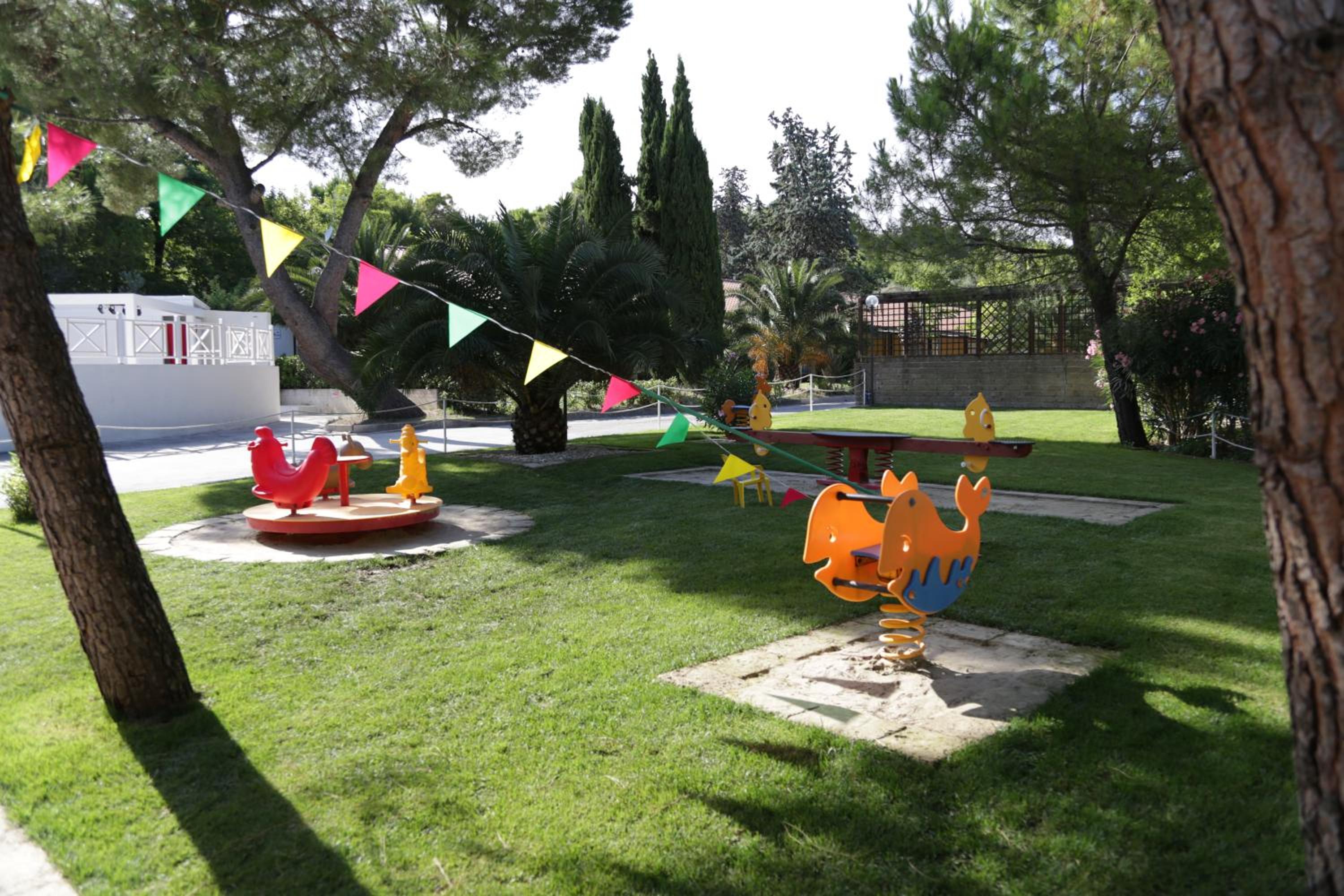 Green Garden Village con piscina, spiaggia riservata e parcheggio