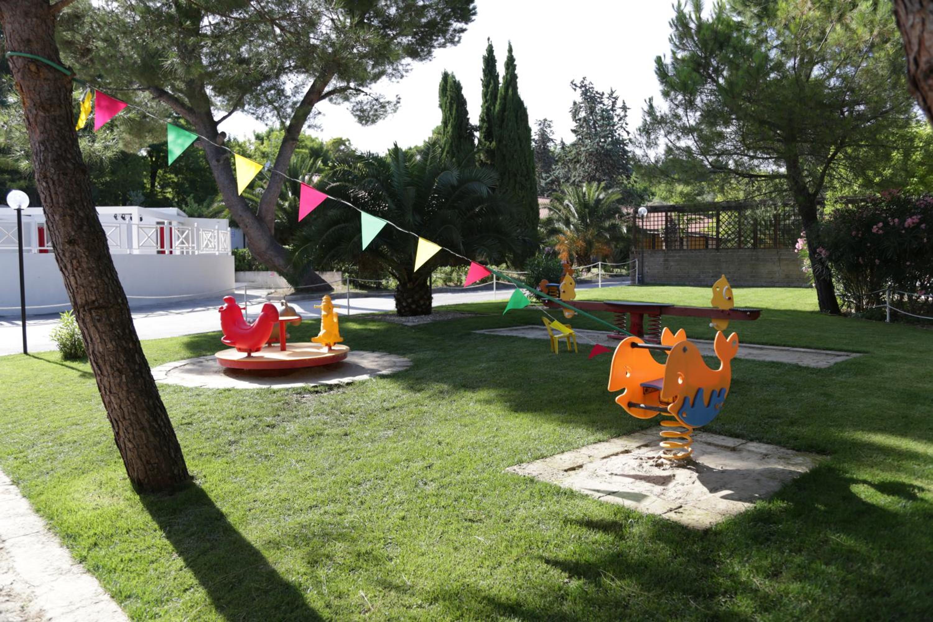 Green Garden Village con piscina, spiaggia riservata e parcheggio