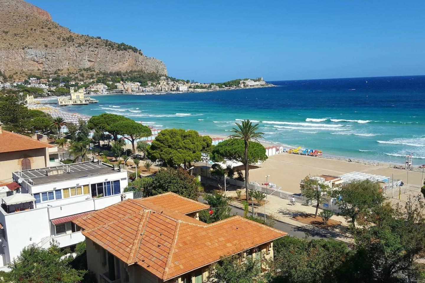 Mondello Luxury Apartment on the Beach