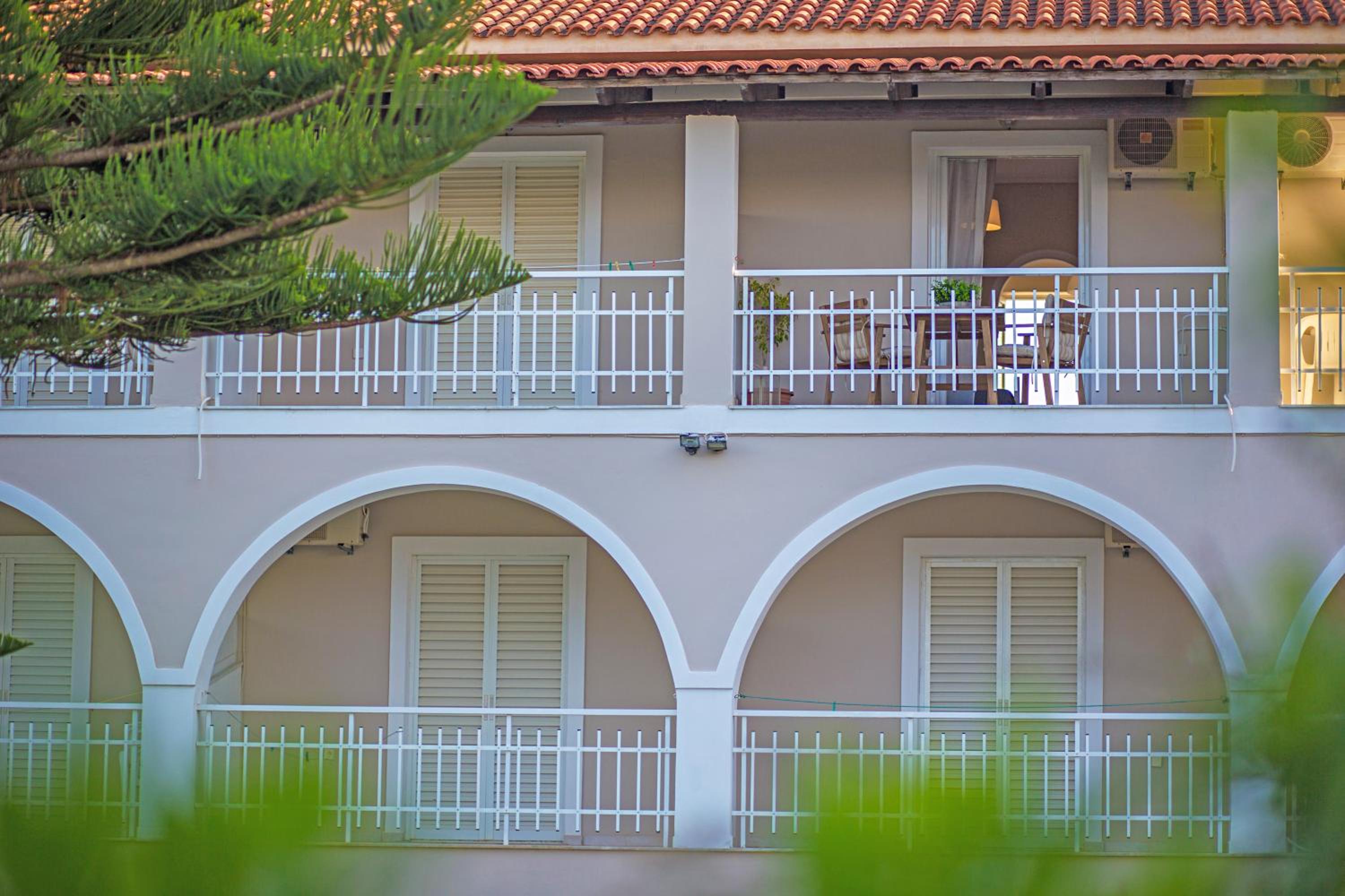 Kondarini's Sea View Studios - Close to the beach, by ZanteWize