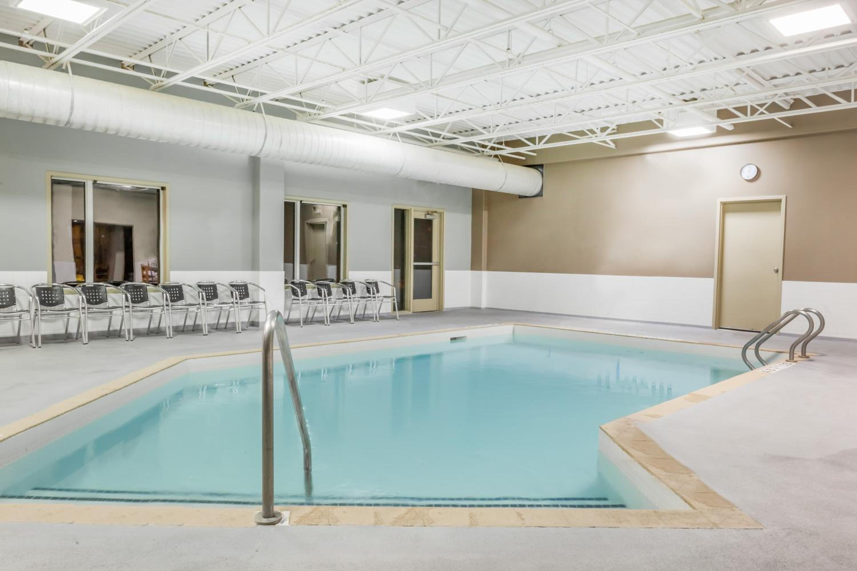 Peterborough Vacations - Super 8 by Wyndham Peterborough - Property Image 8