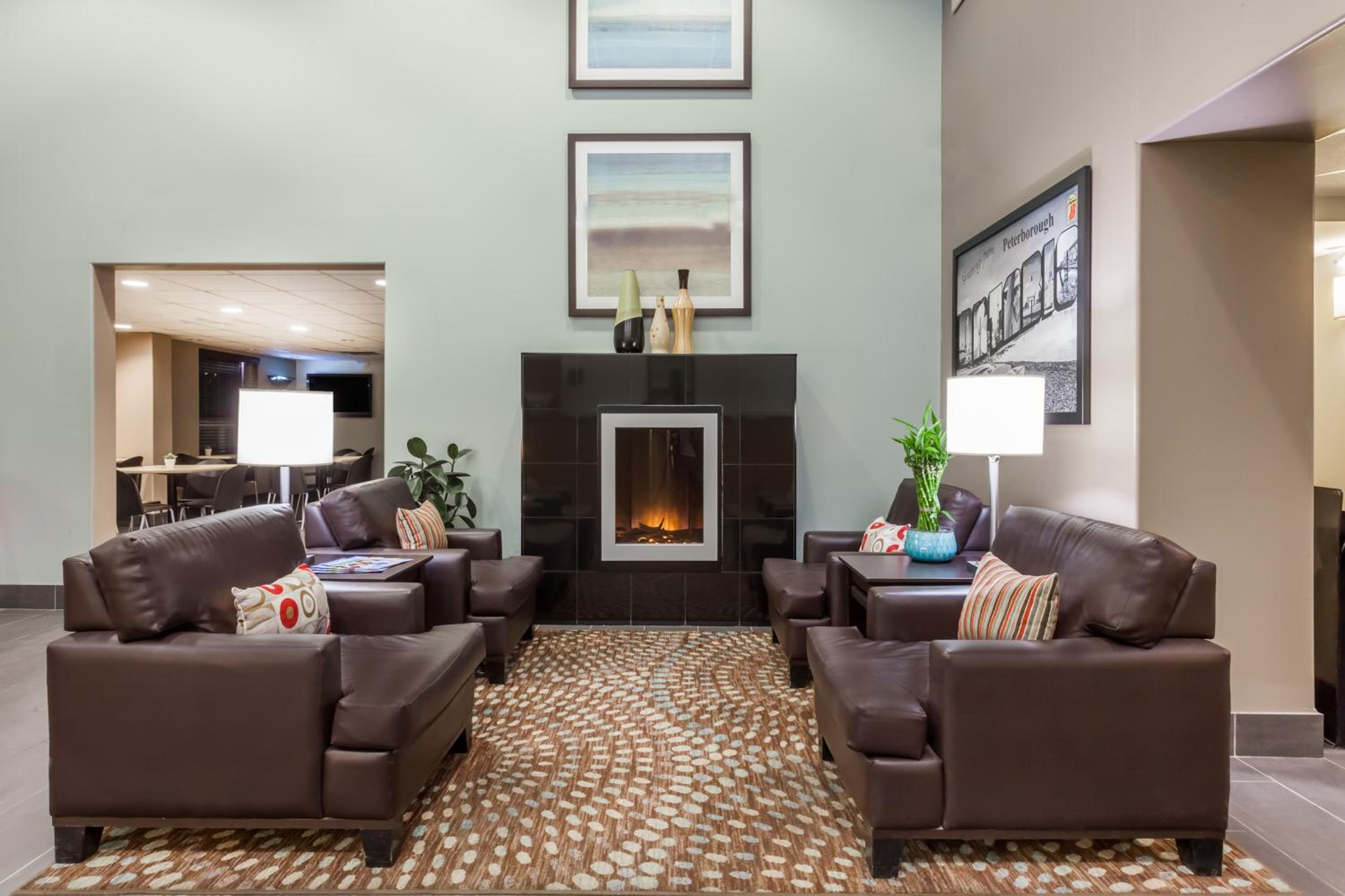 Peterborough Vacations - Super 8 by Wyndham Peterborough - Property Image 3