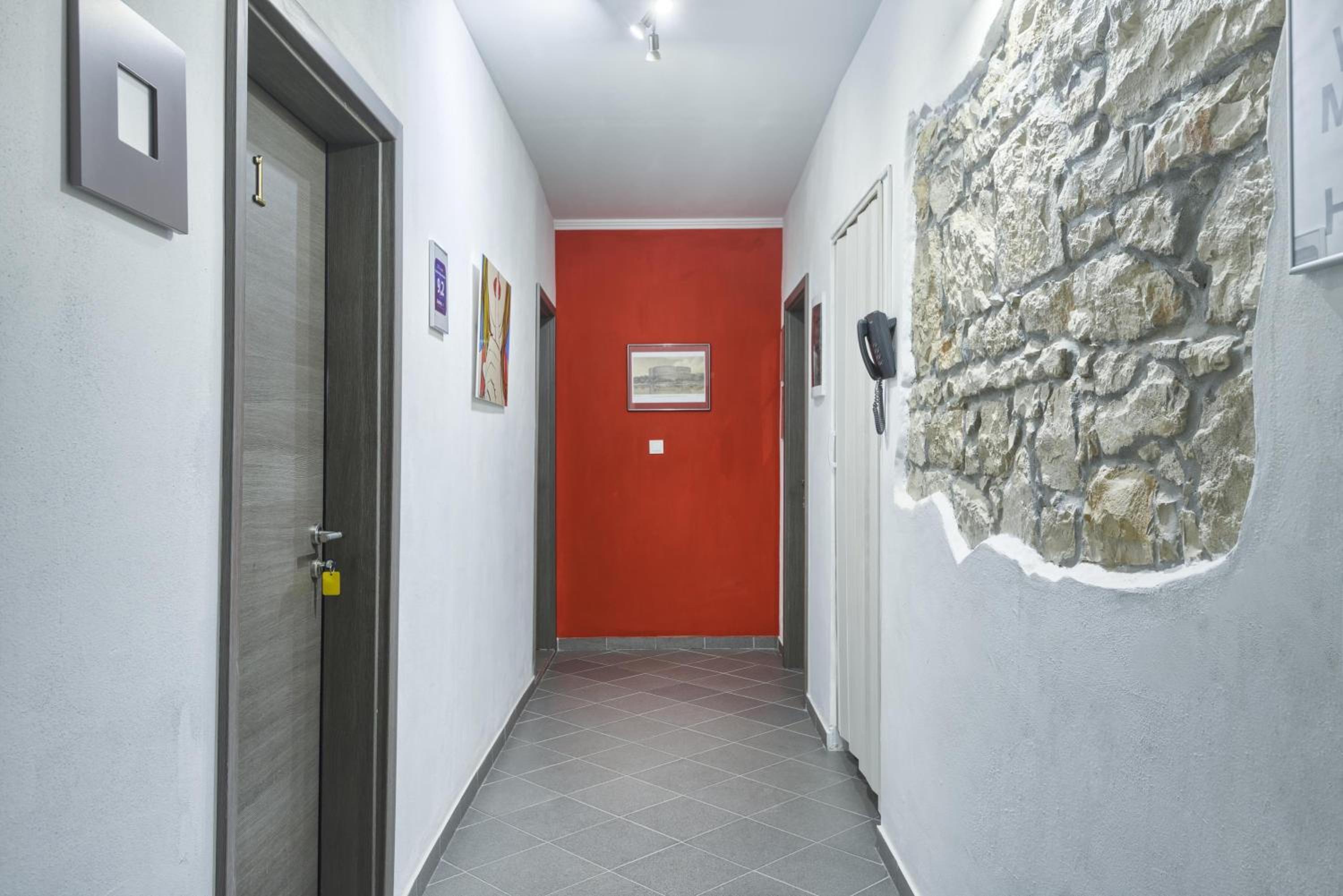 Top Center Rooms & Studio