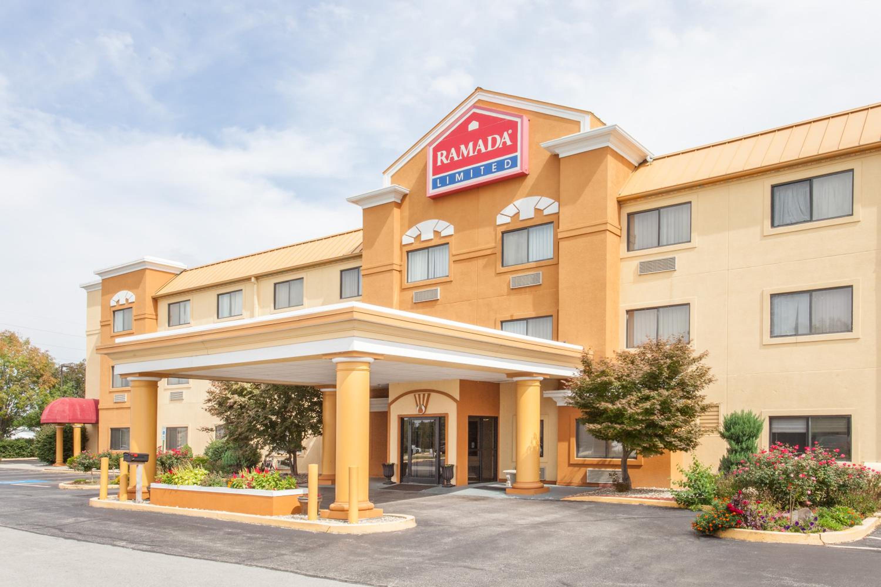 Baymont by Wyndham Decatur IL North view 2