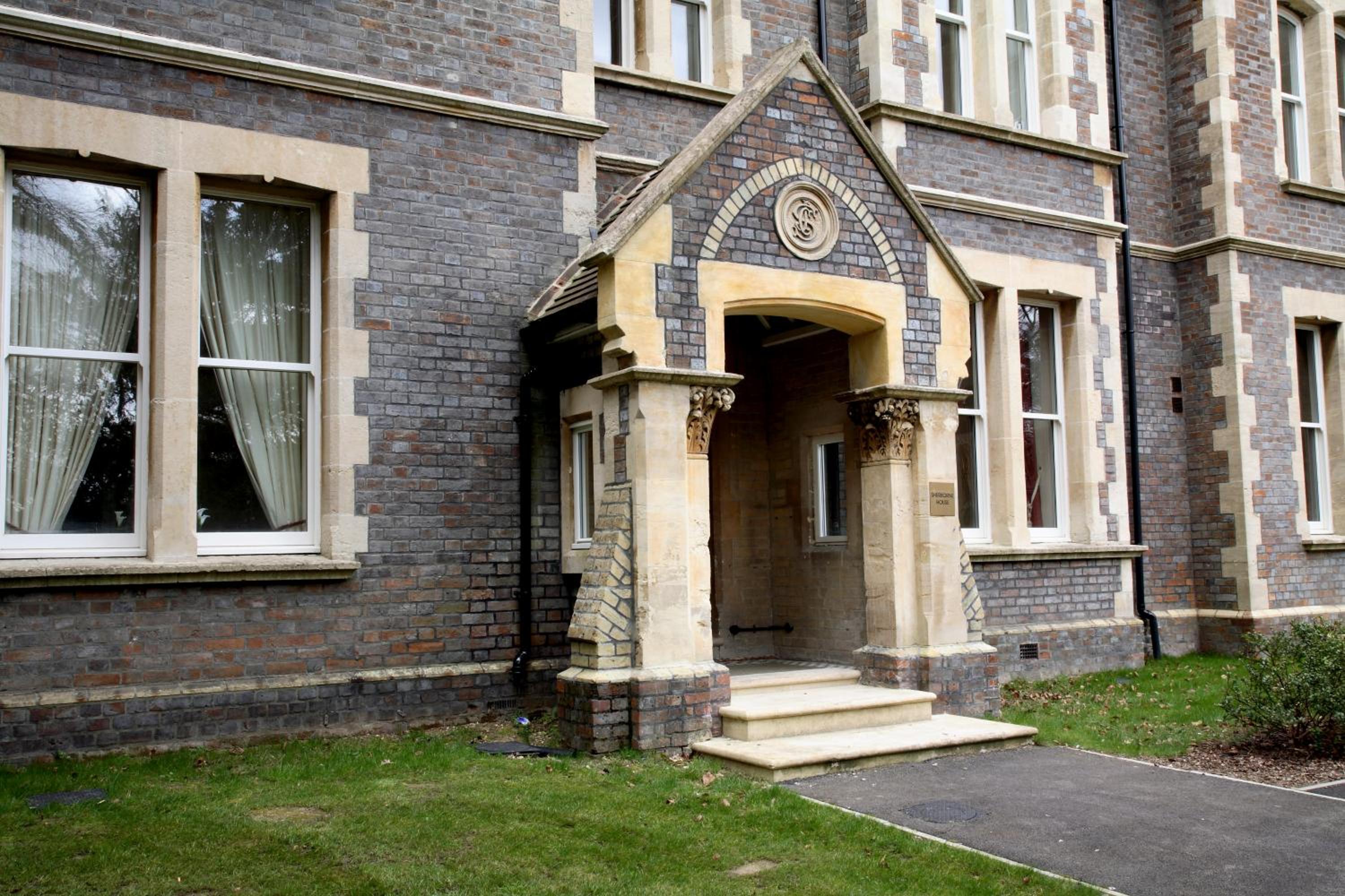 Basingstoke Vacations - Sherborne House, City Centre Victorian Apartments - Property Image 1