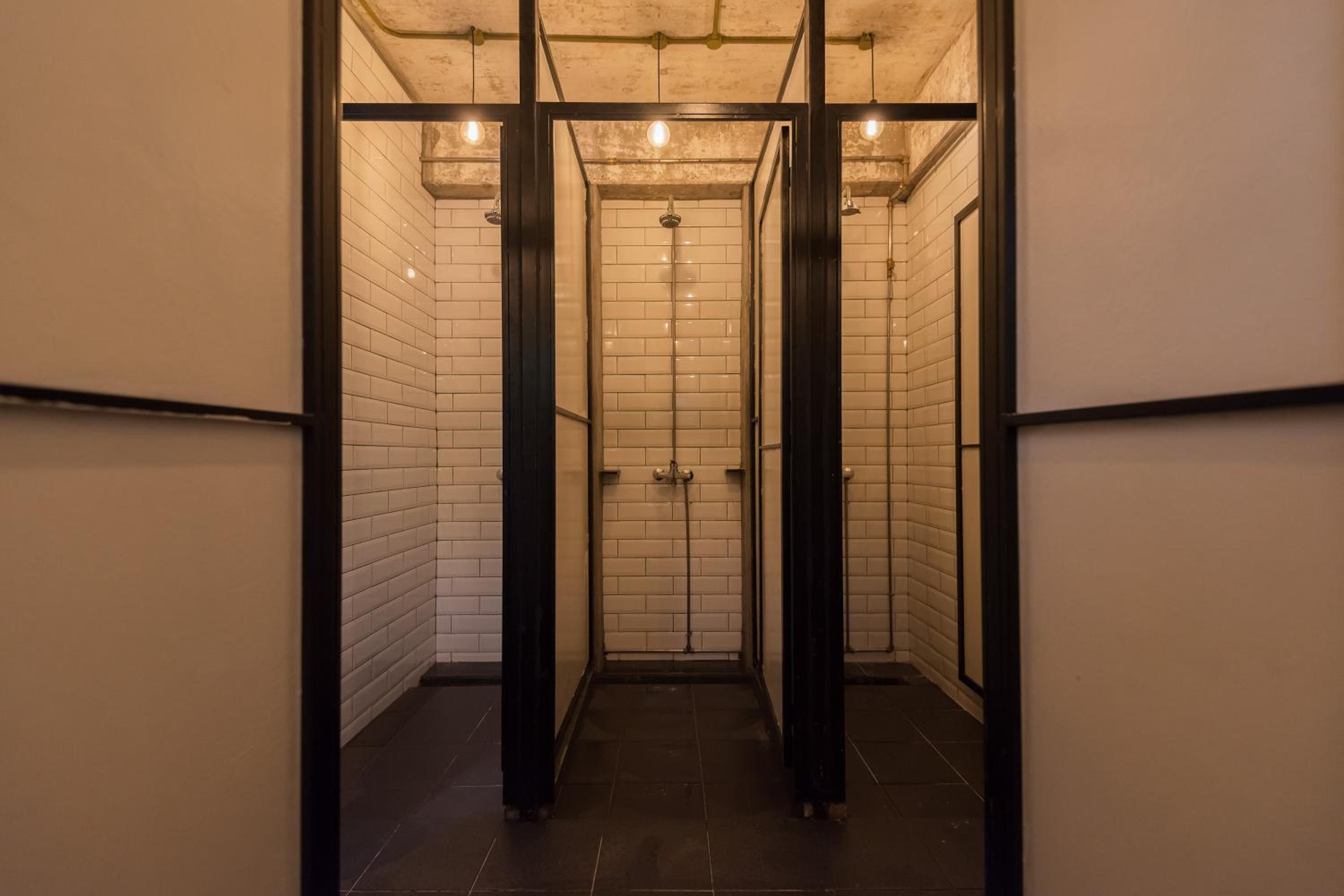 Chinatown Hostel by Mingle - Rooftop Private Jacuzzi with Bar
