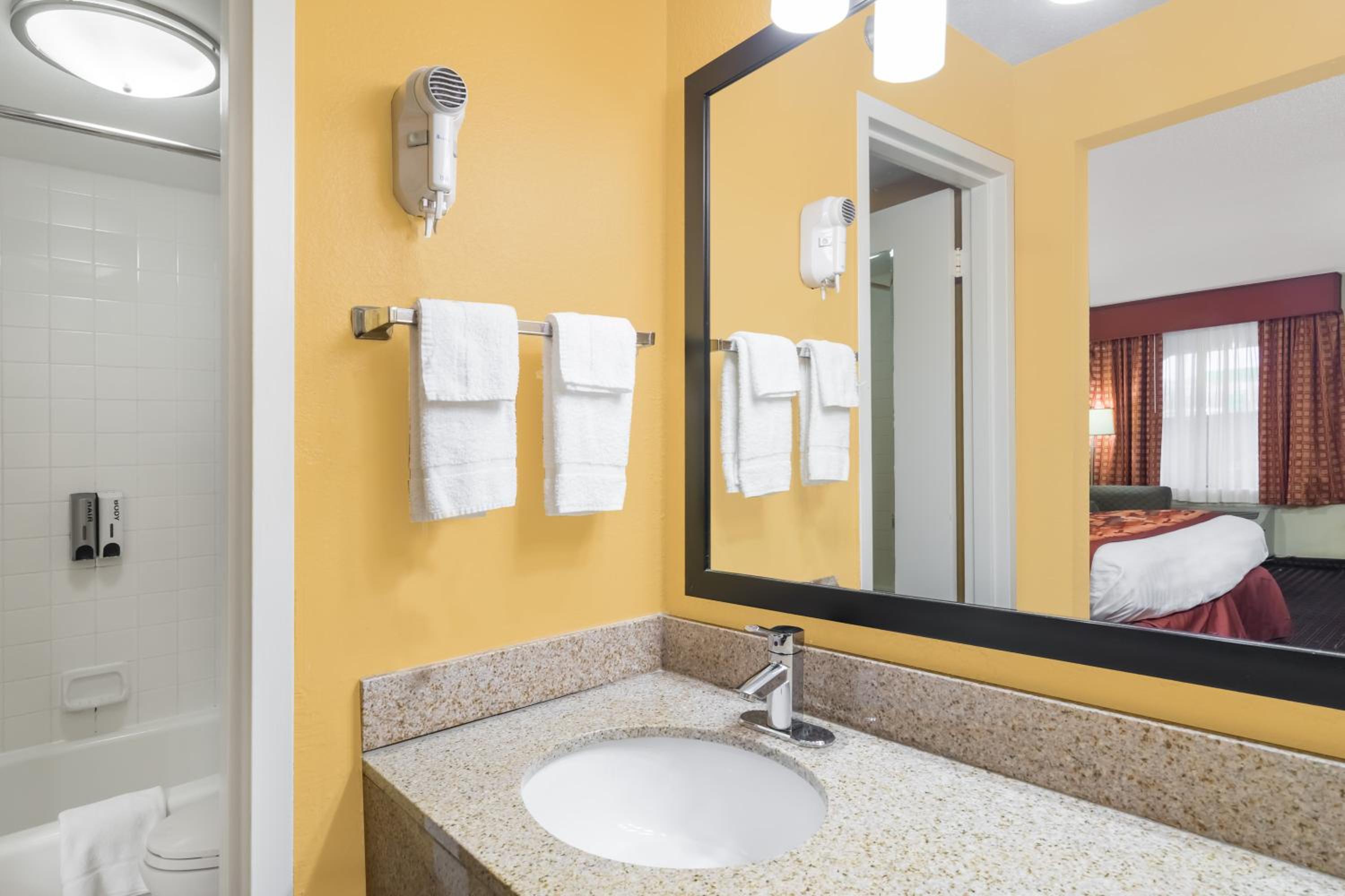 Baymont by Wyndham Goodlettsville Nashville - Property Image 3