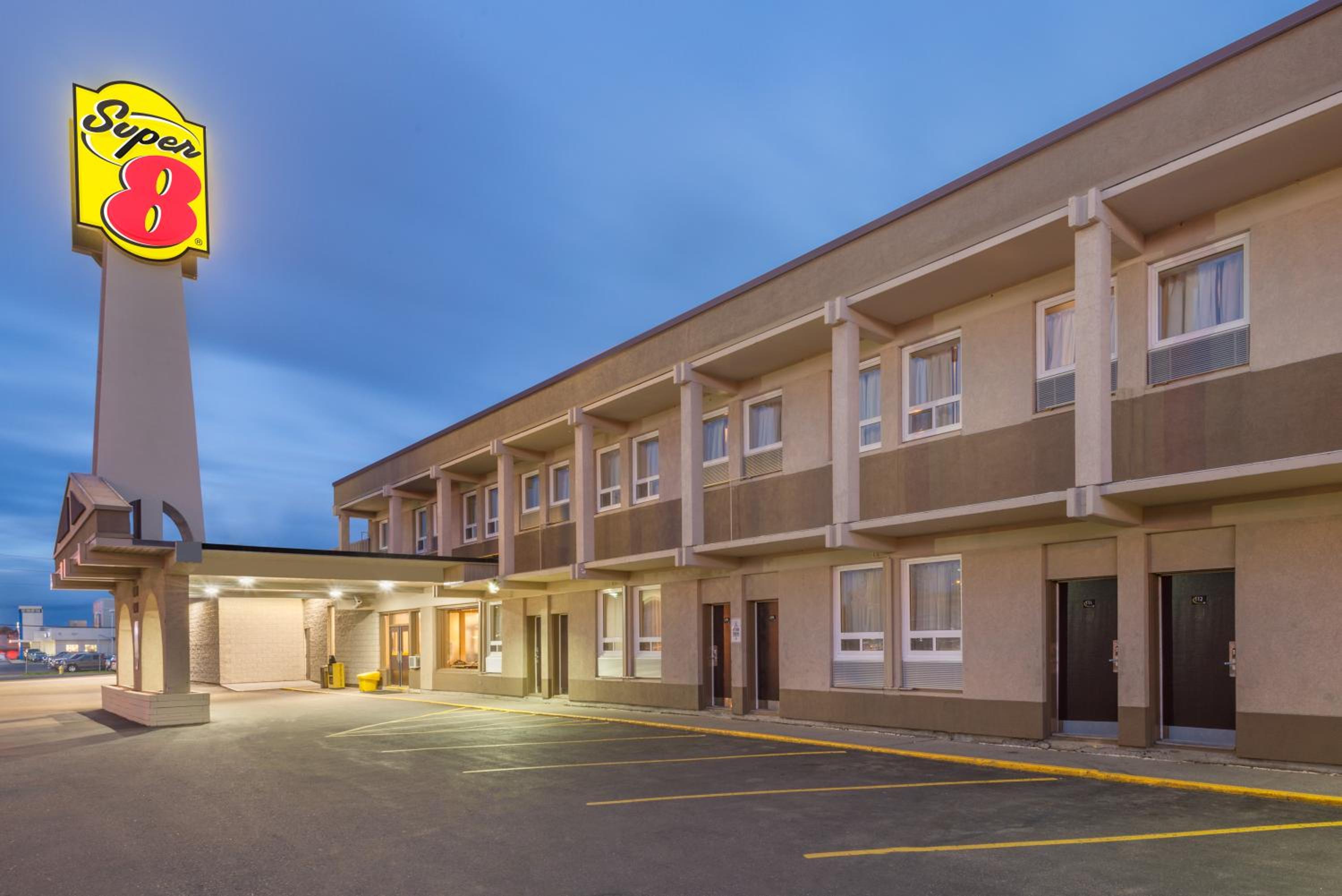 Super 8 by Wyndham Thunder Bay view 3