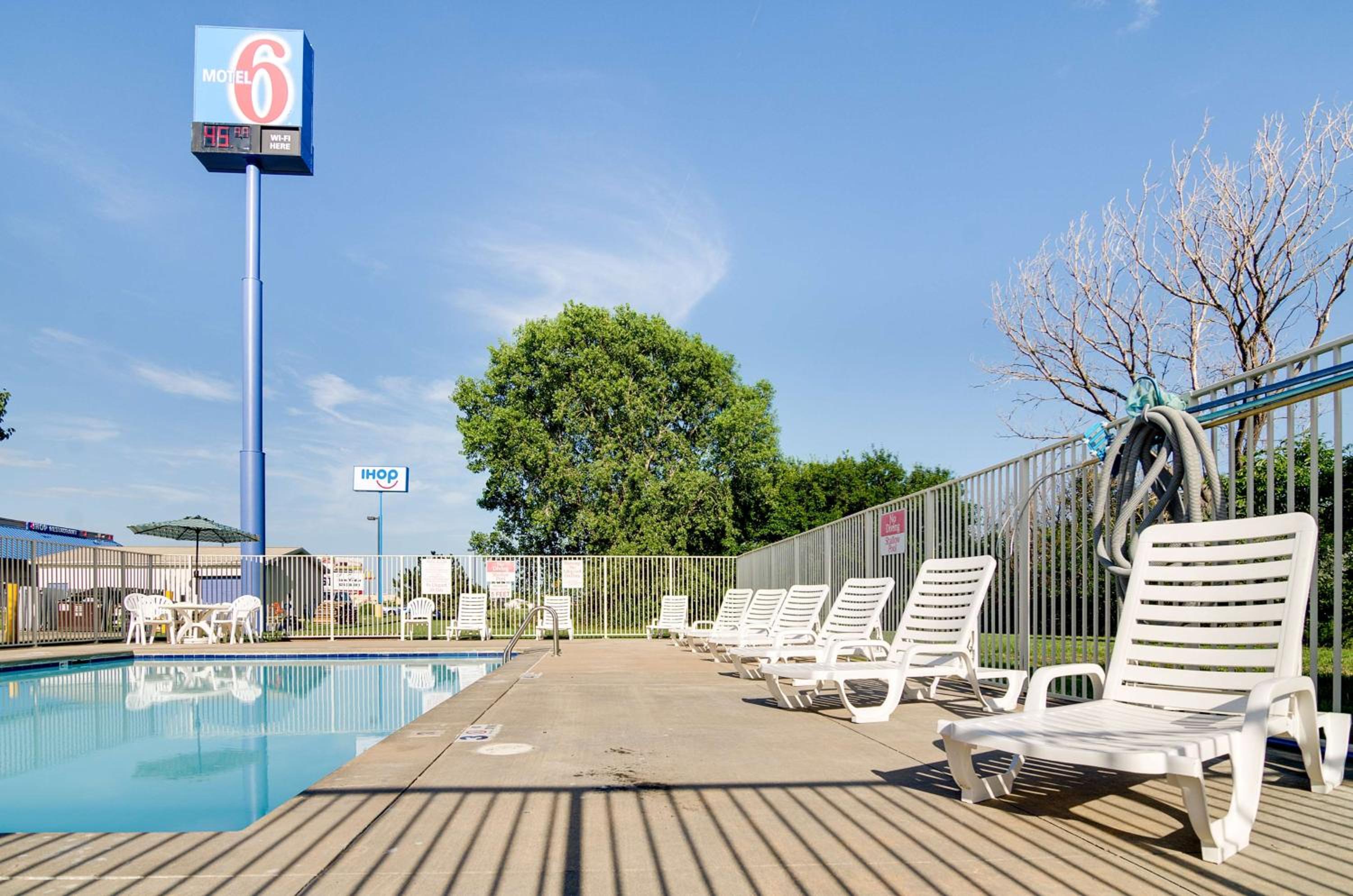 Motel 6-Salina, KS