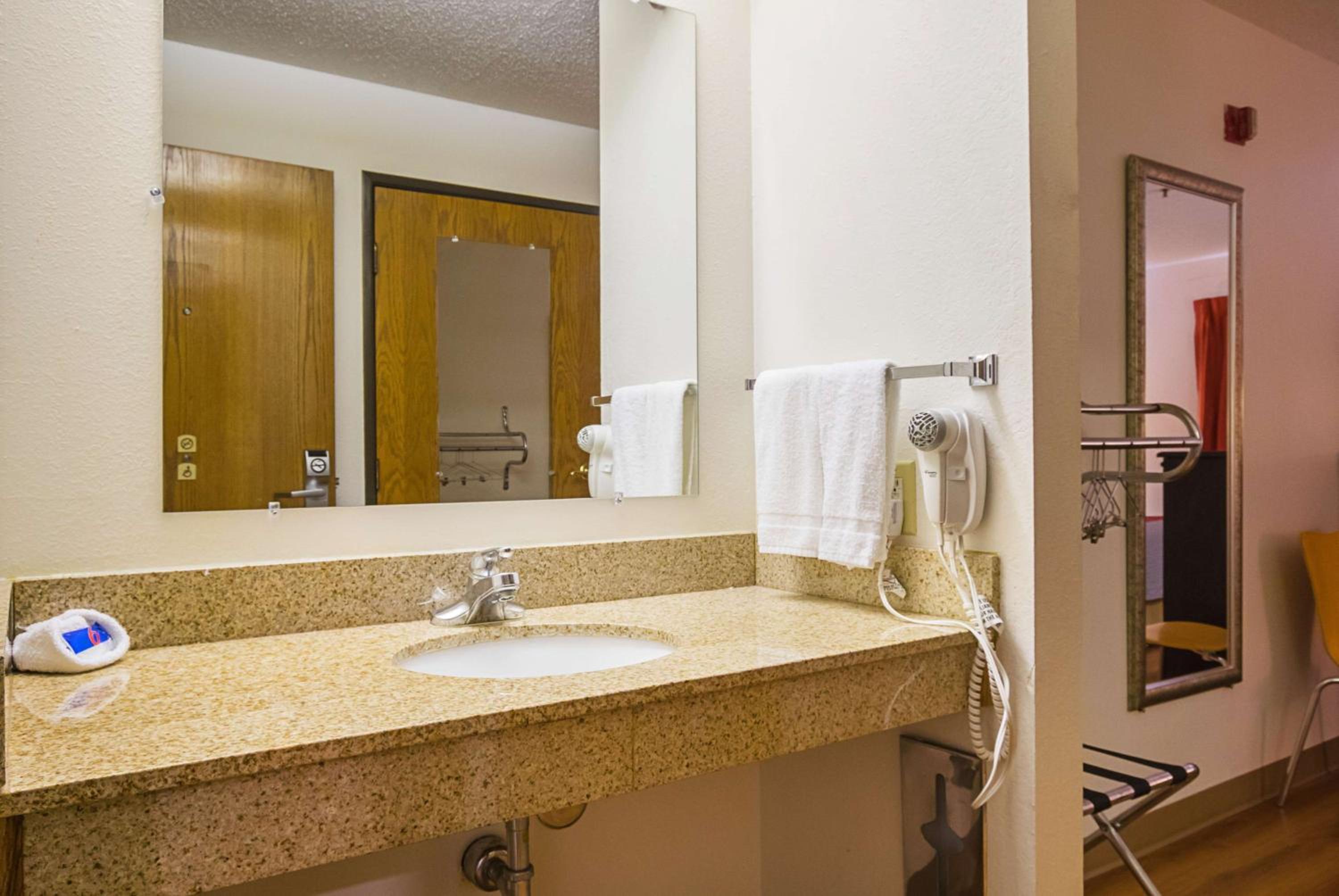 Motel 6-Waterloo, IA - Crossroads Mall - Cedar Falls - Property Image 4