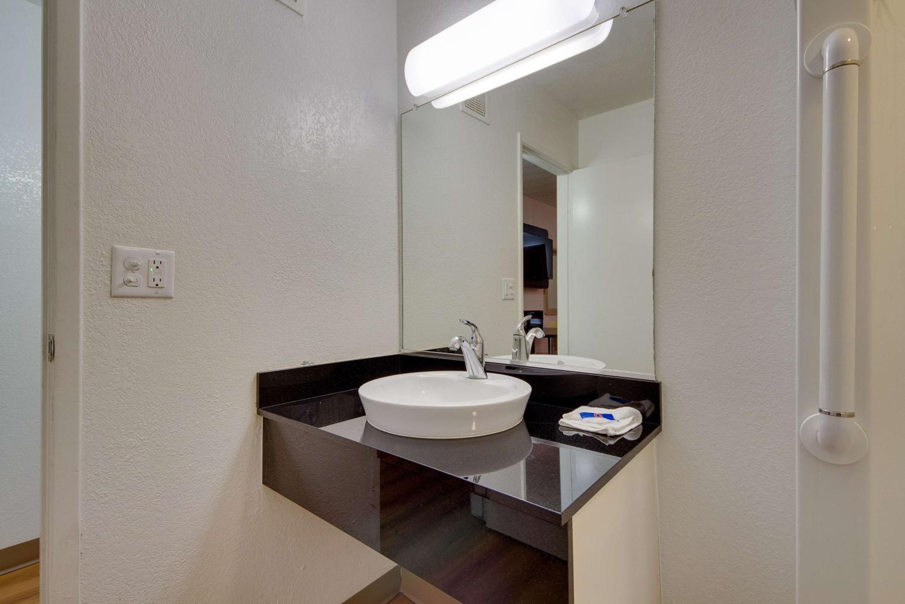 Muskogee Vacations - Avera Suites - Property Image 9