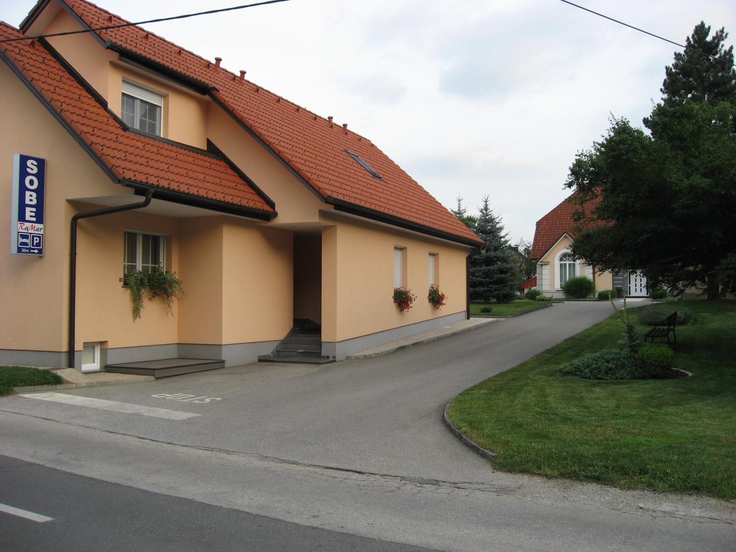Apartmaji in sobe RaMar view 2