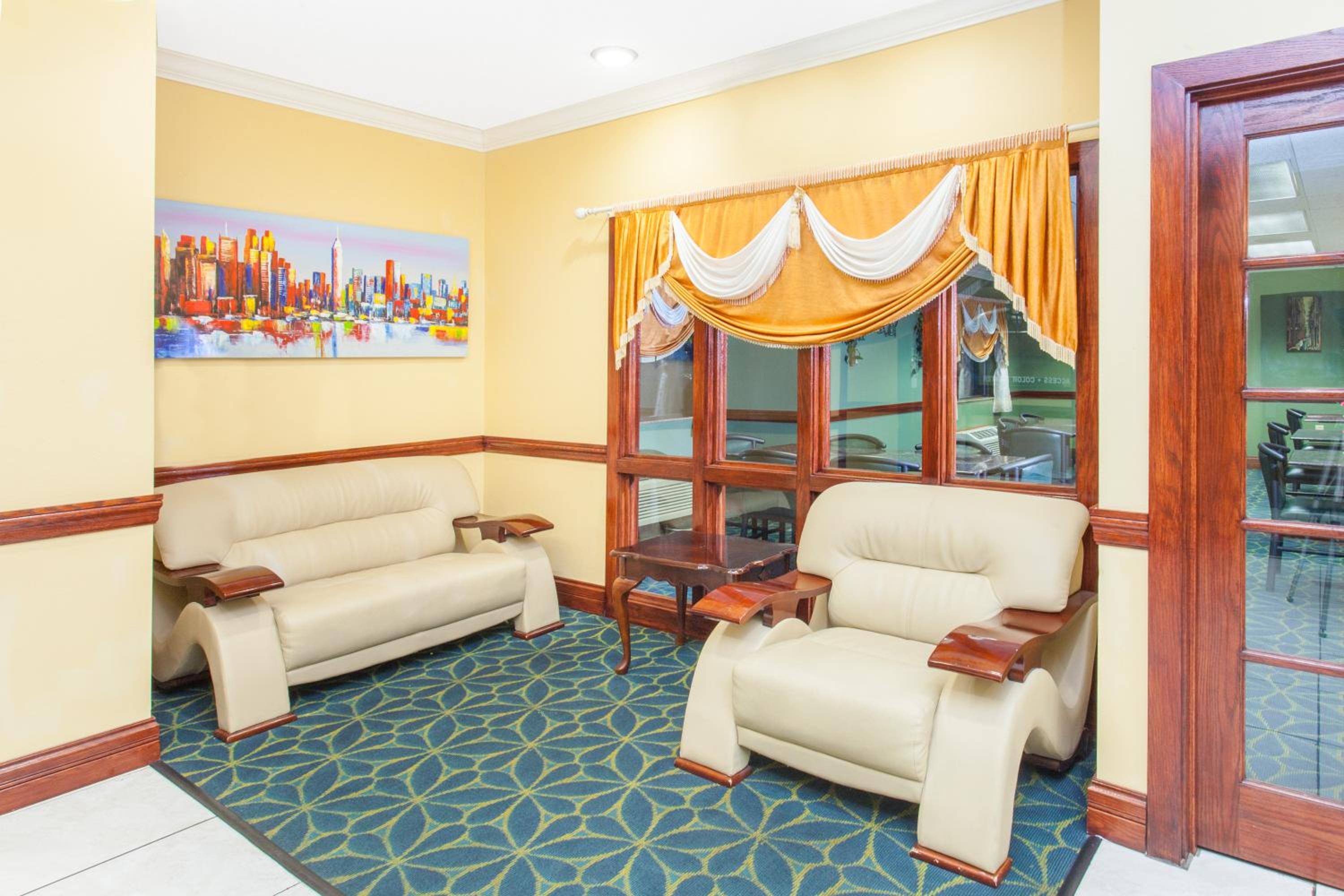 Forsyth Vacations - Ramada Limited Decatur - Property Image 2