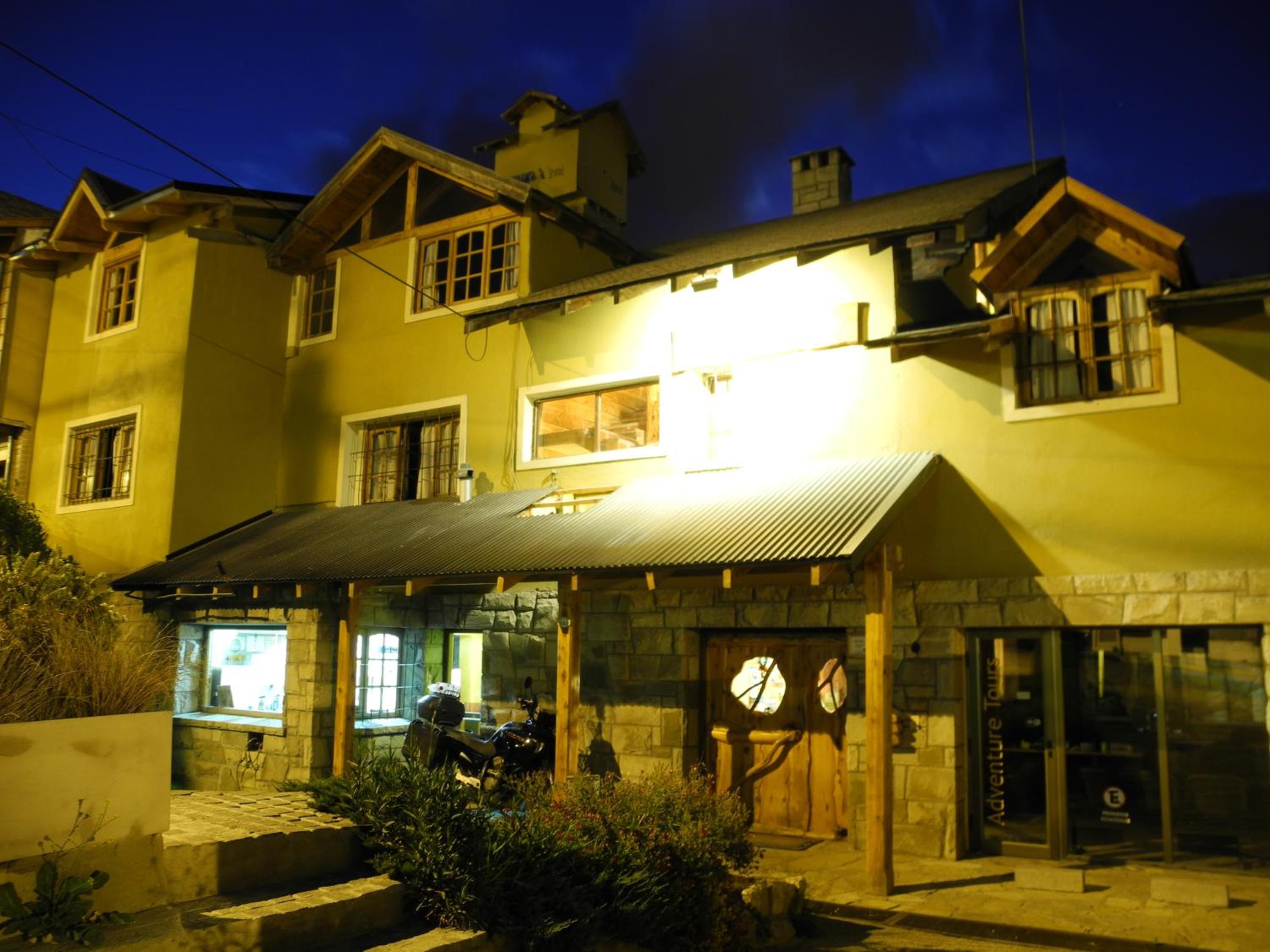 Periko´s Youth Hostel