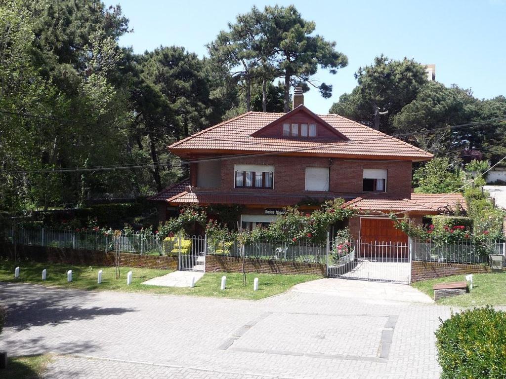 Chalet familiar adosado Rosas Rojas