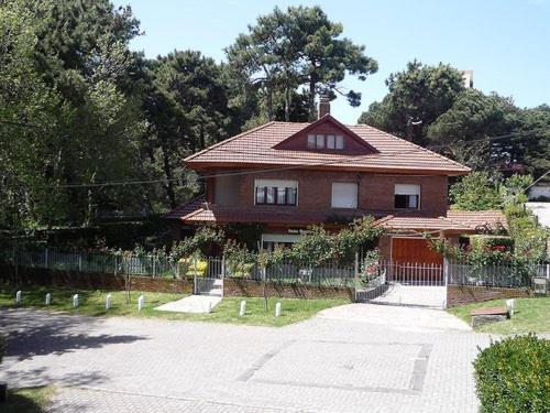 Chalet familiar adosado Rosas Rojas