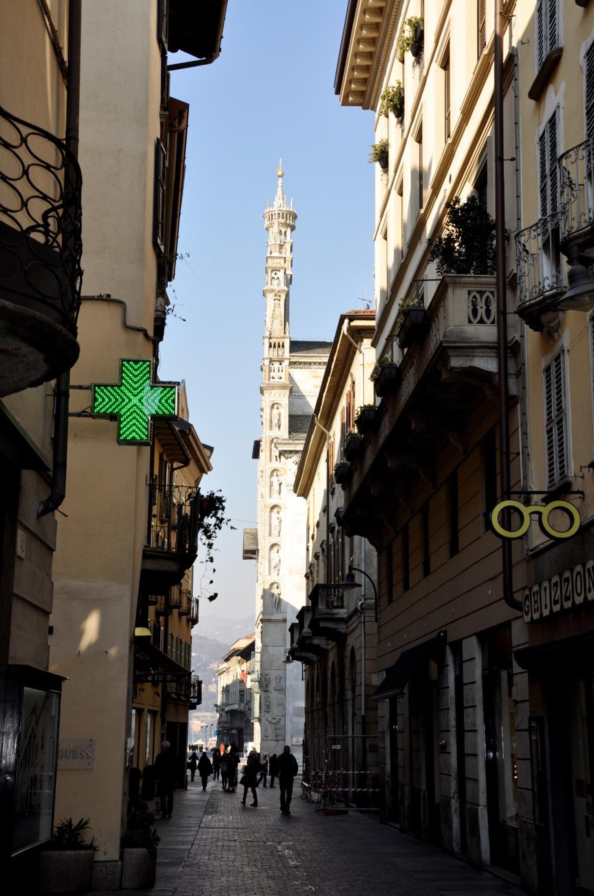 CHARMING COMO - Apartment downtown in the pedestrian area with 2 double bedrooms and 2 complete bathrooms a spacious living room and full equipped kitchen view 3