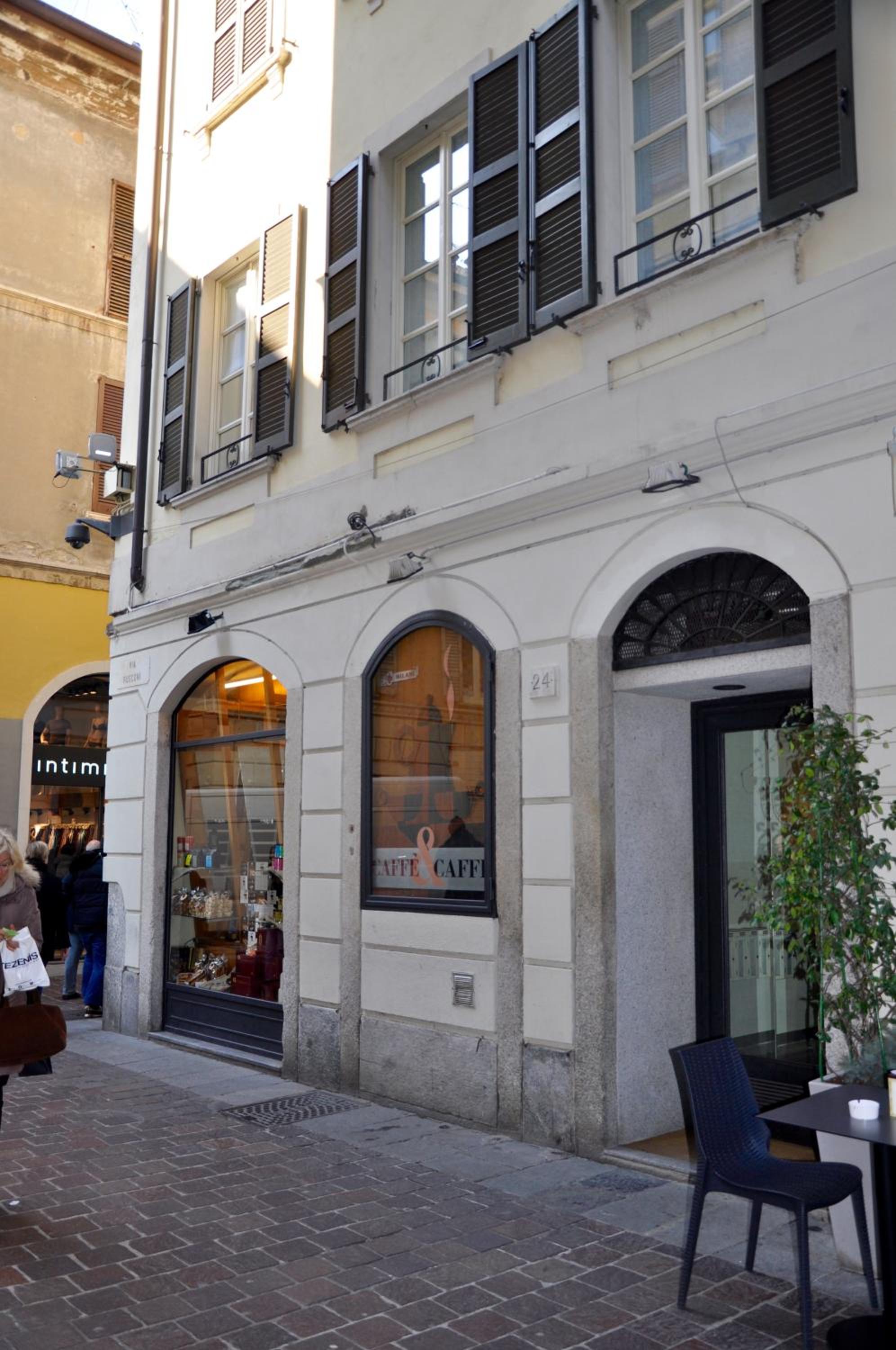 CHARMING COMO - Apartment downtown in the pedestrian area with 2 double bedrooms and 2 complete bathrooms a spacious living room and full equipped kitchen view 2