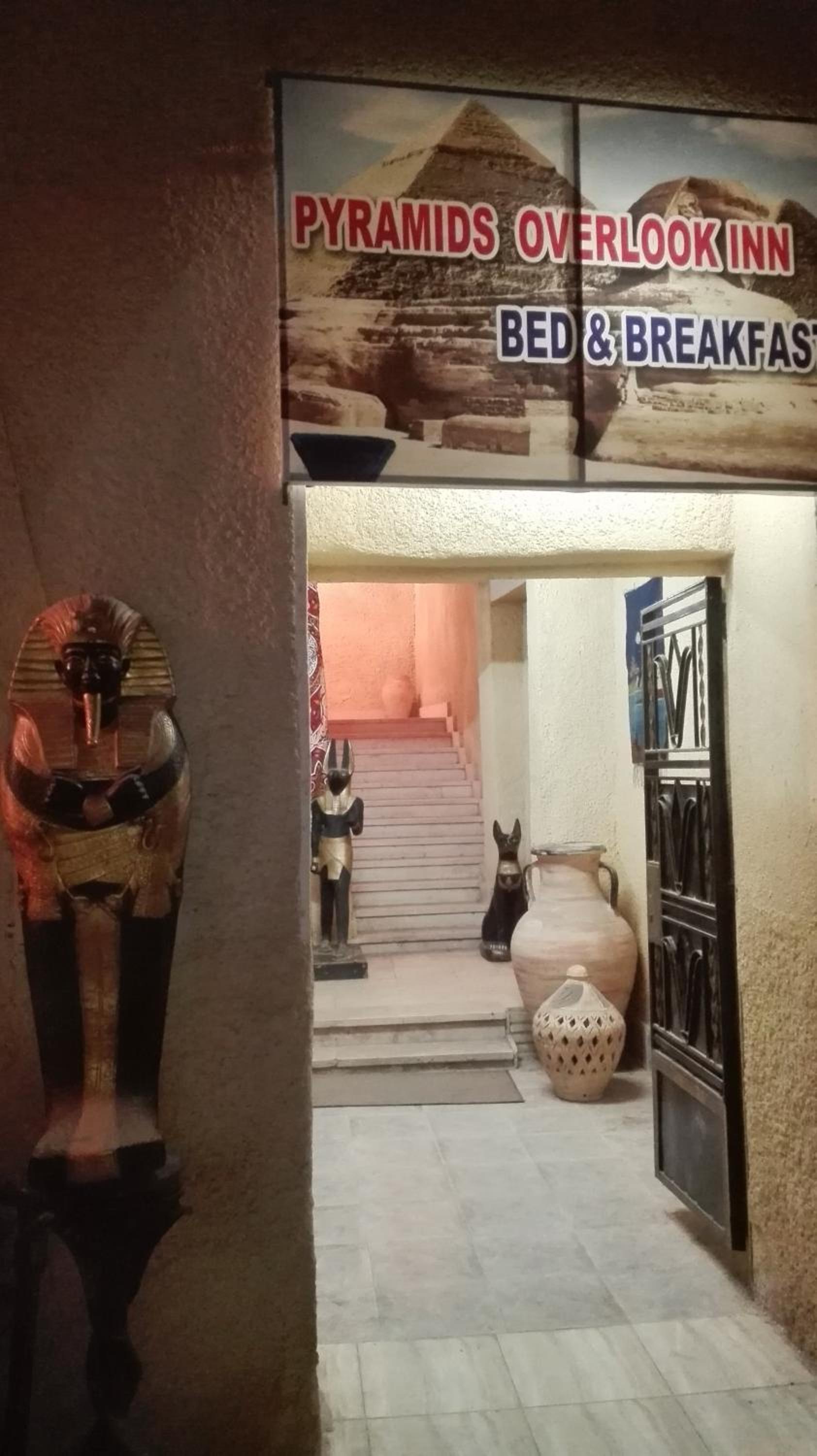 Pyramids Overlook Inn