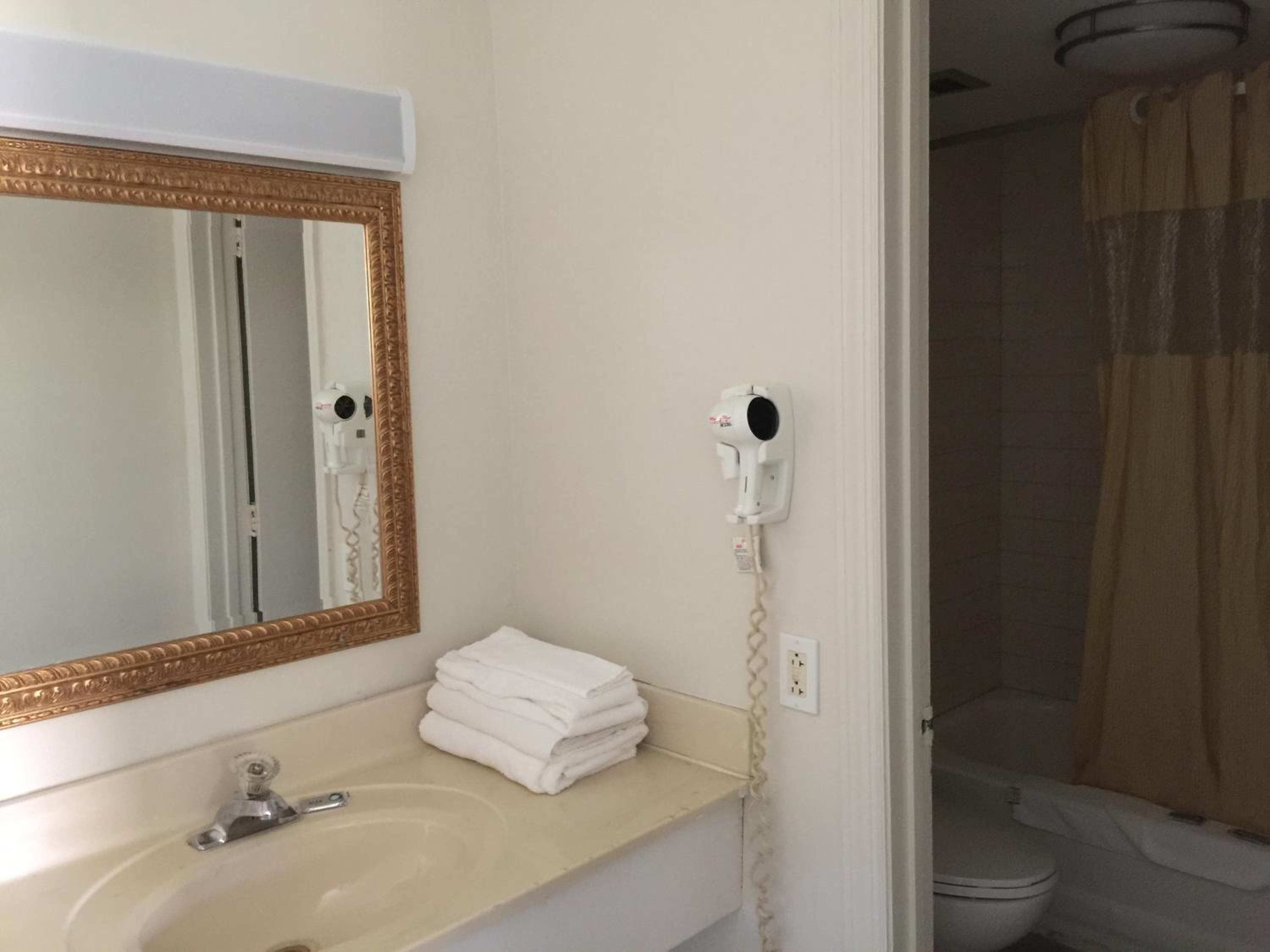 Red Carpet Inn & Suites - Danville
