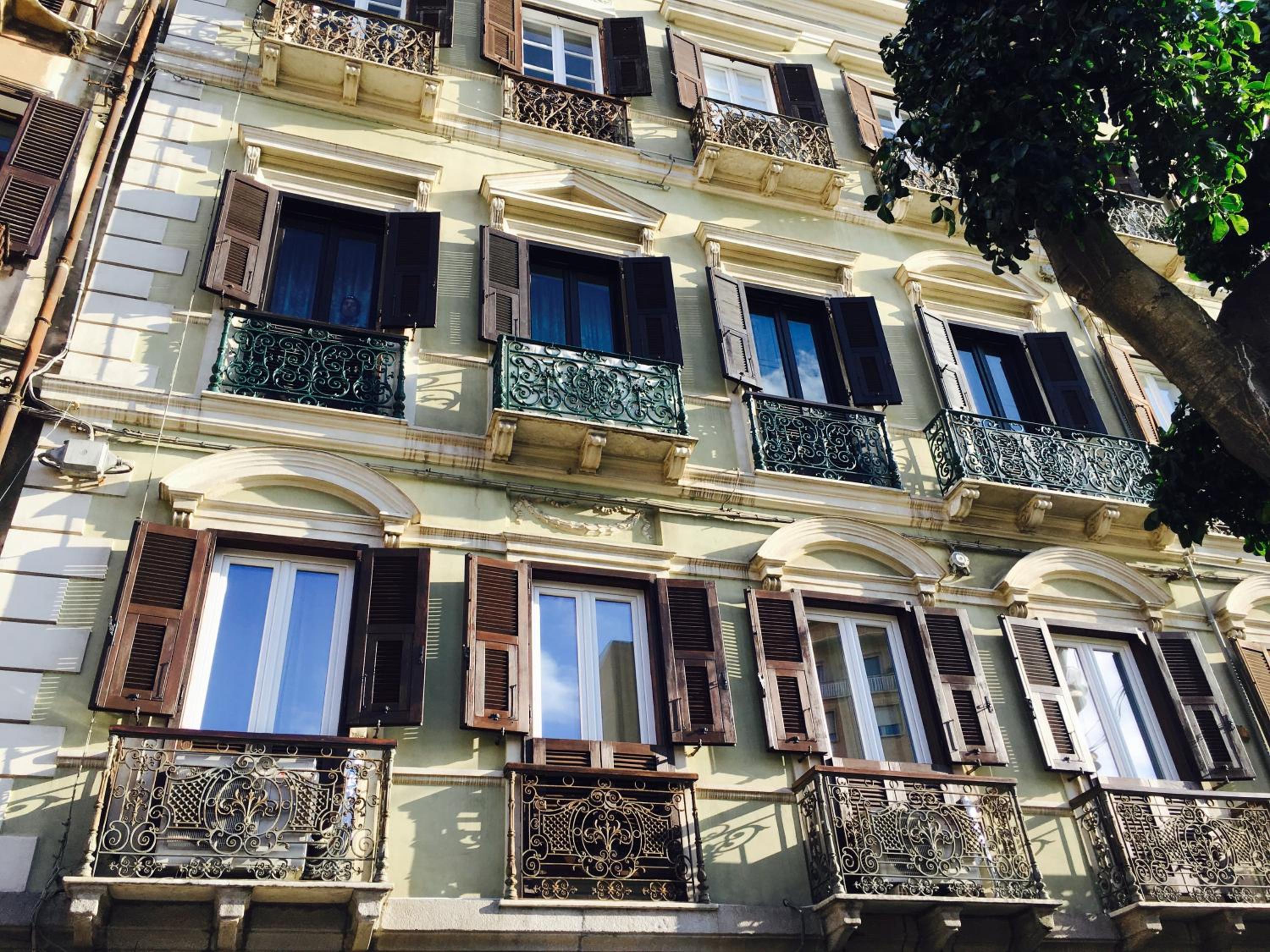 Hotel LuxurYenne - Image 1