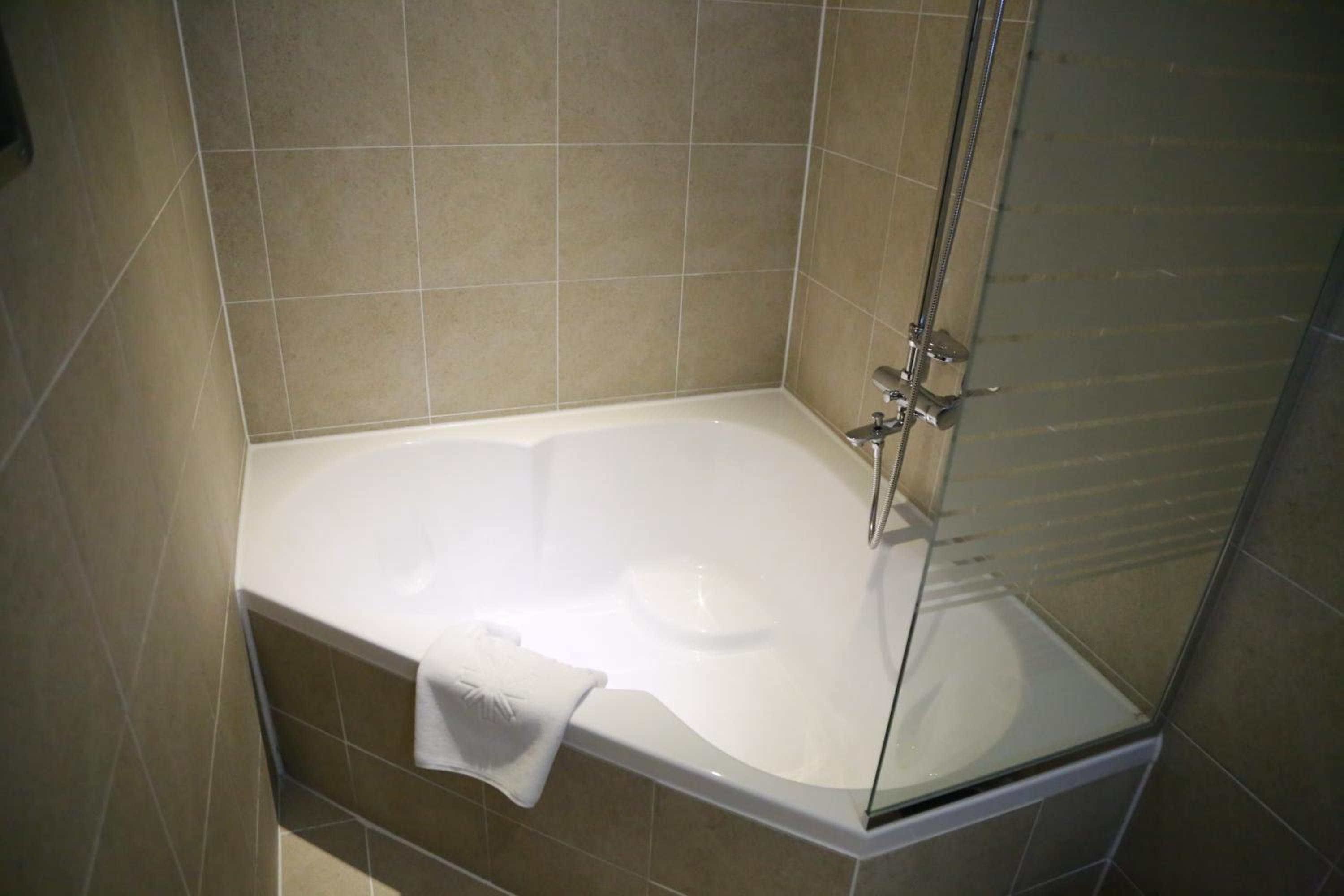 Vella Suite Hotel - Image 3